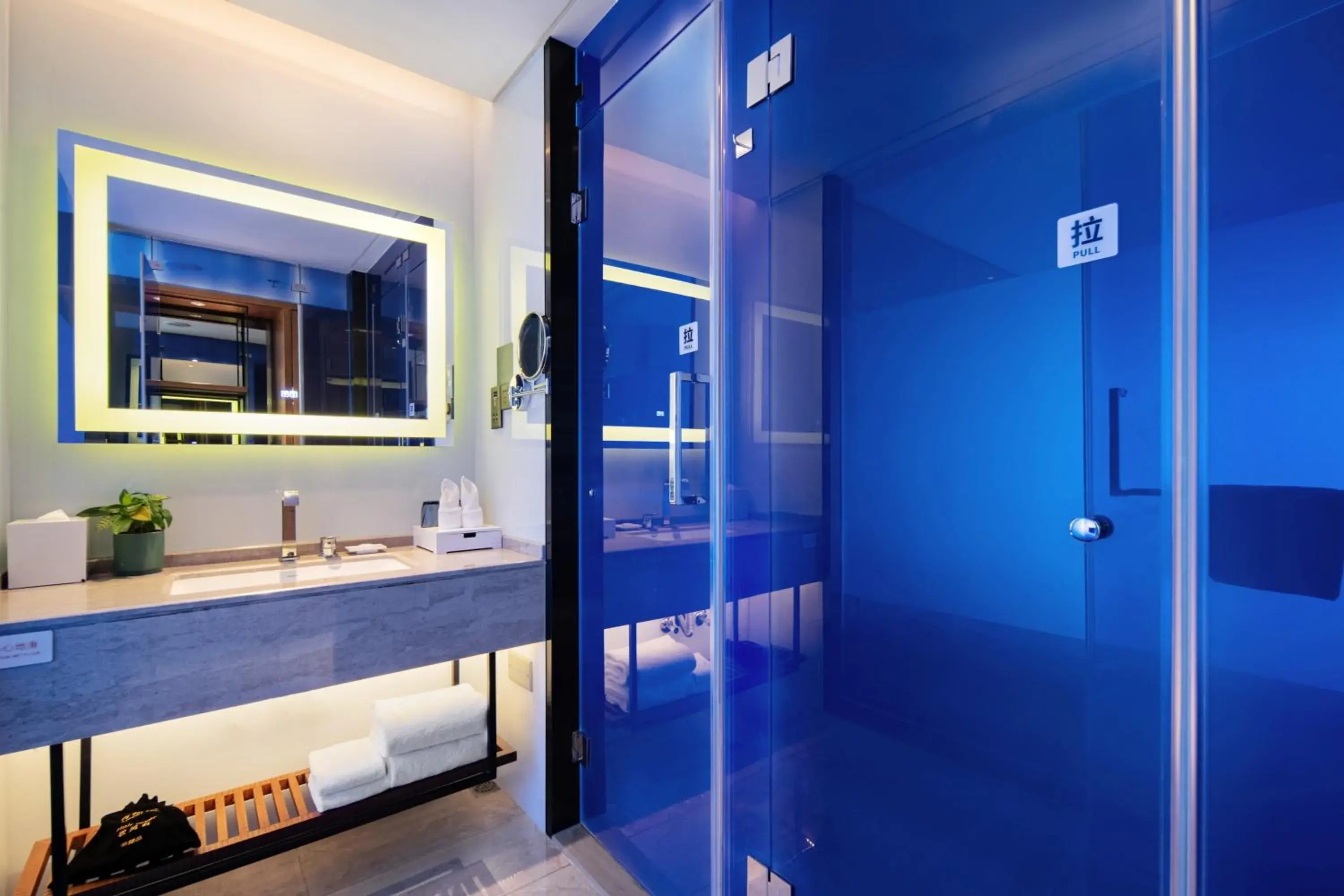 Deluxe Double Room with Shower in Hisilk Artwork Center Fliport Coso Hotel Deluxe Double Room with Shower in Hisilk Artwork Center Fliport Coso Hotel