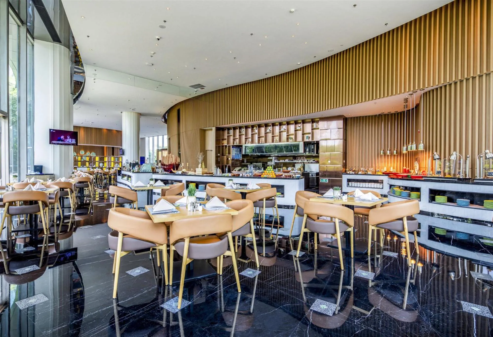 Restaurant/places to eat in Hisilk Artwork Center Fliport Coso Hotel