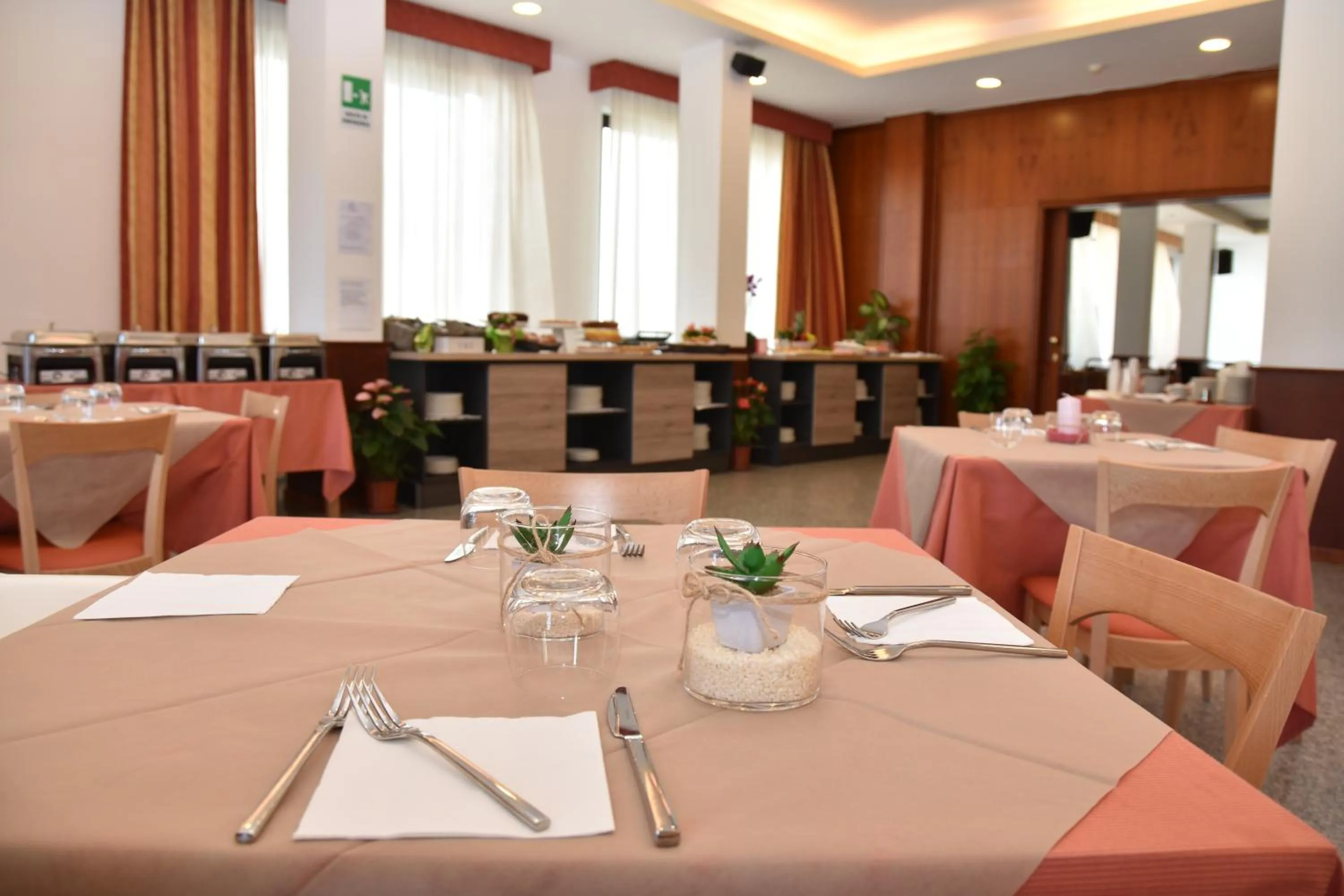 Restaurant/places to eat in Hotel Excelsior