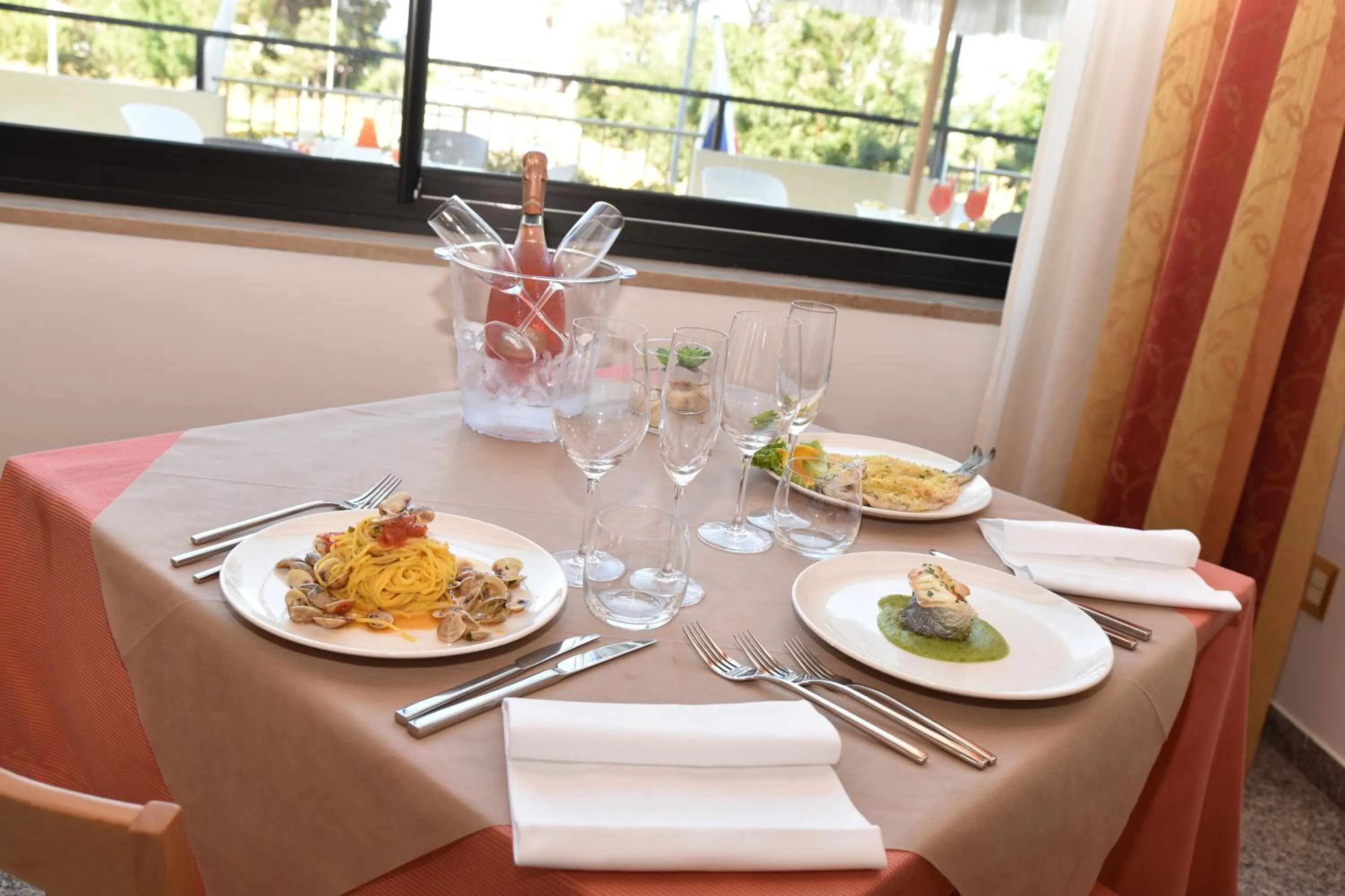 Restaurant/places to eat in Hotel Excelsior