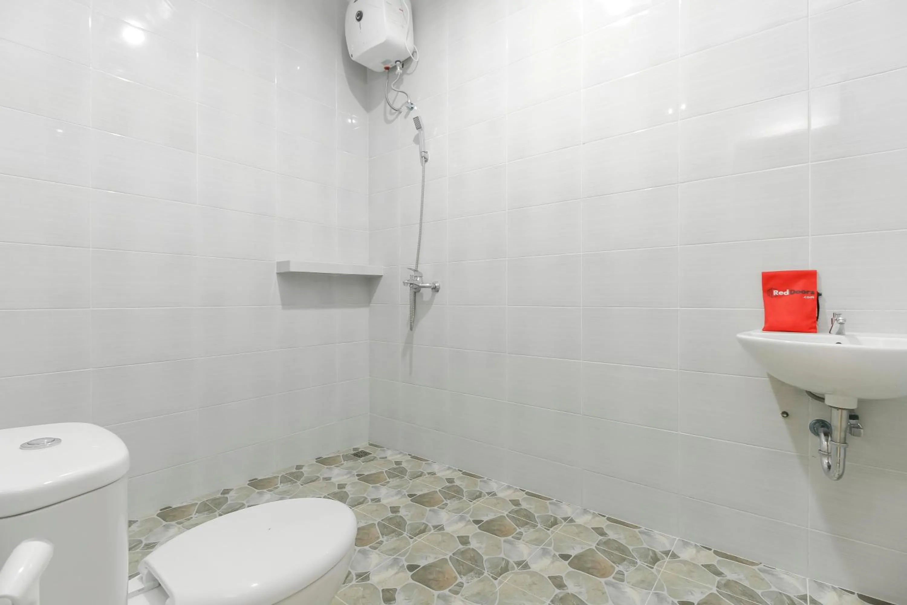 Bathroom in RedDoorz Premium @ Setiabudi Medan