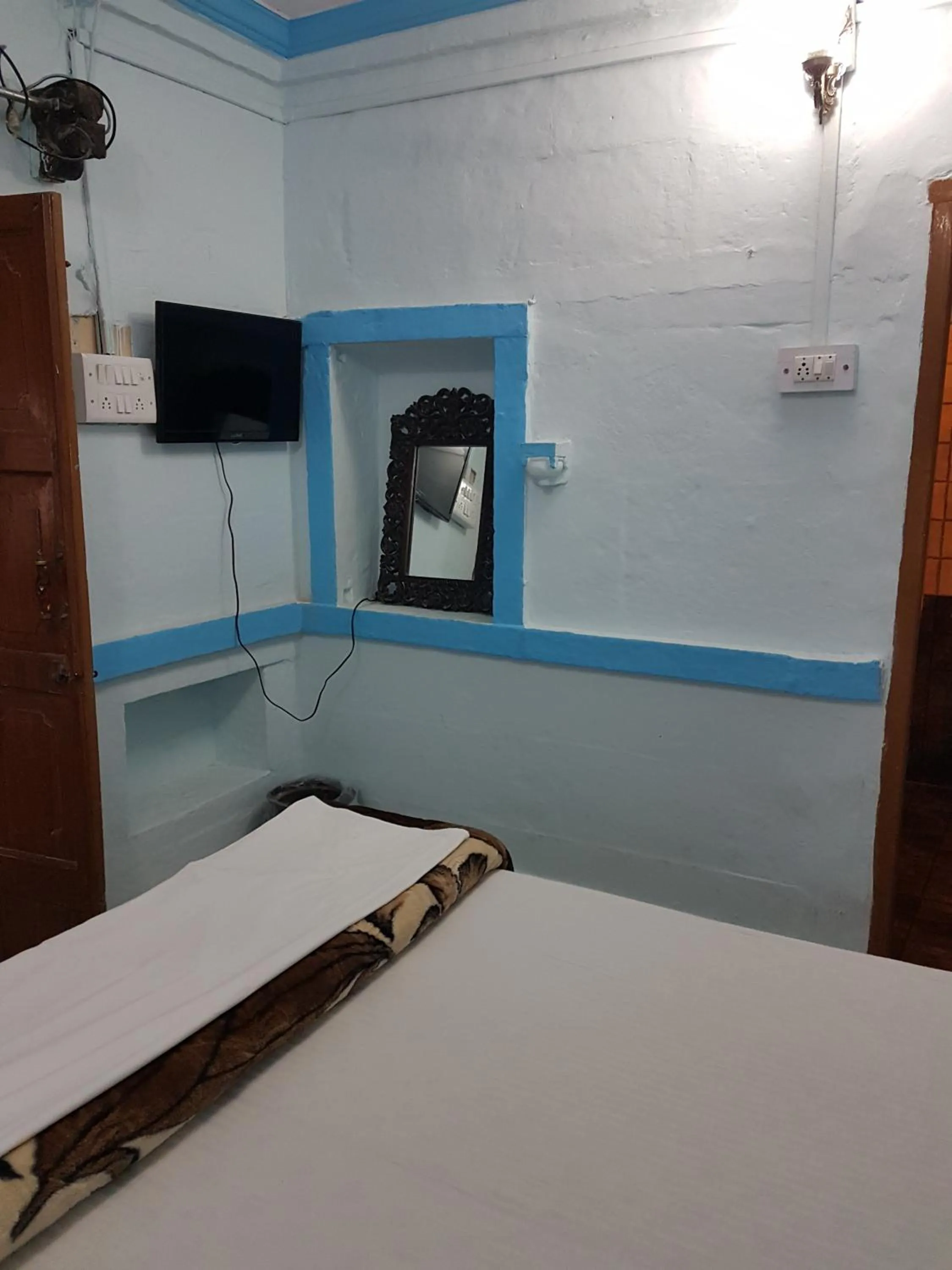 Photo of the whole room, Bed in Yogis Guest House