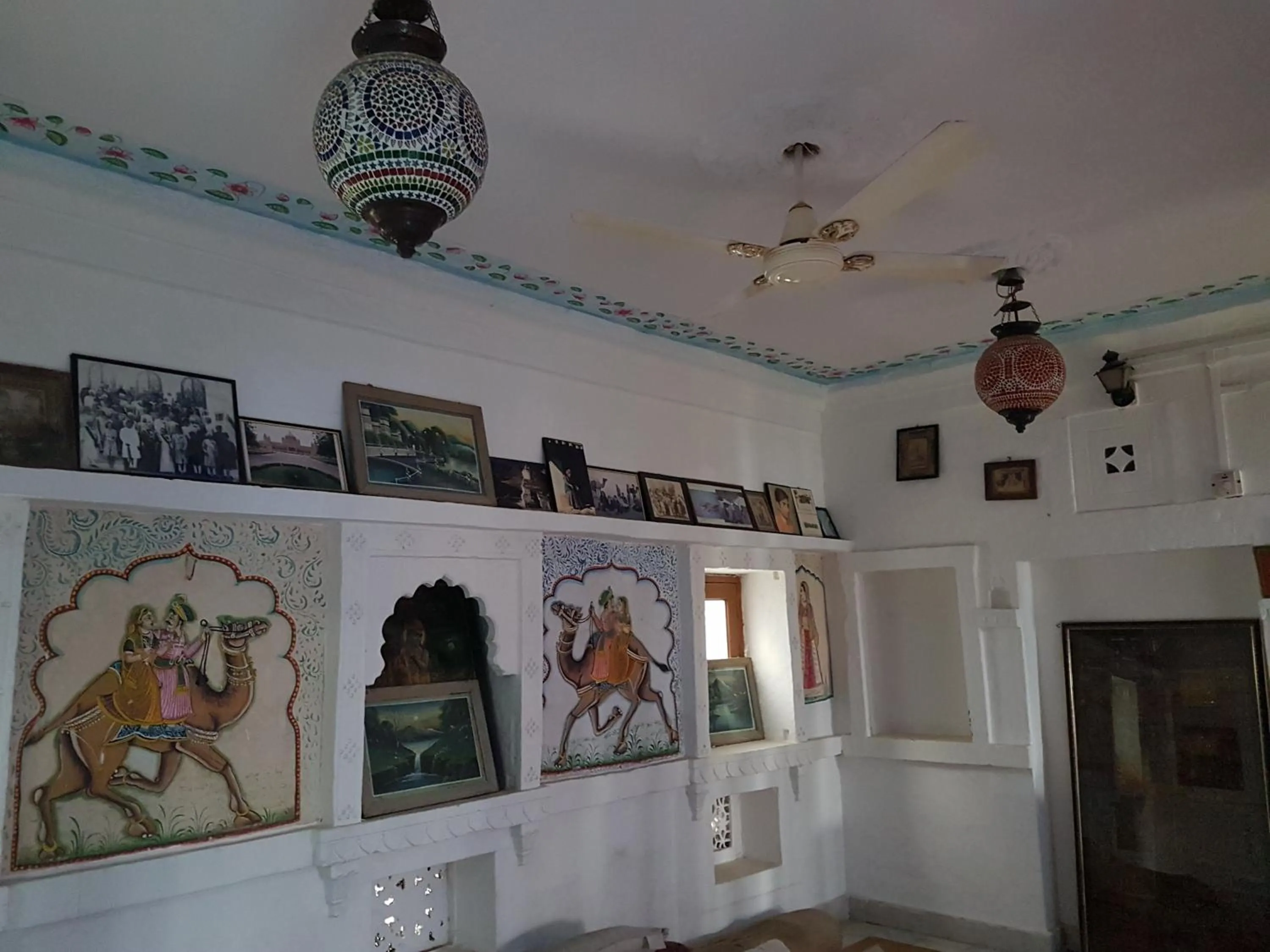 Living room in Yogis Guest House