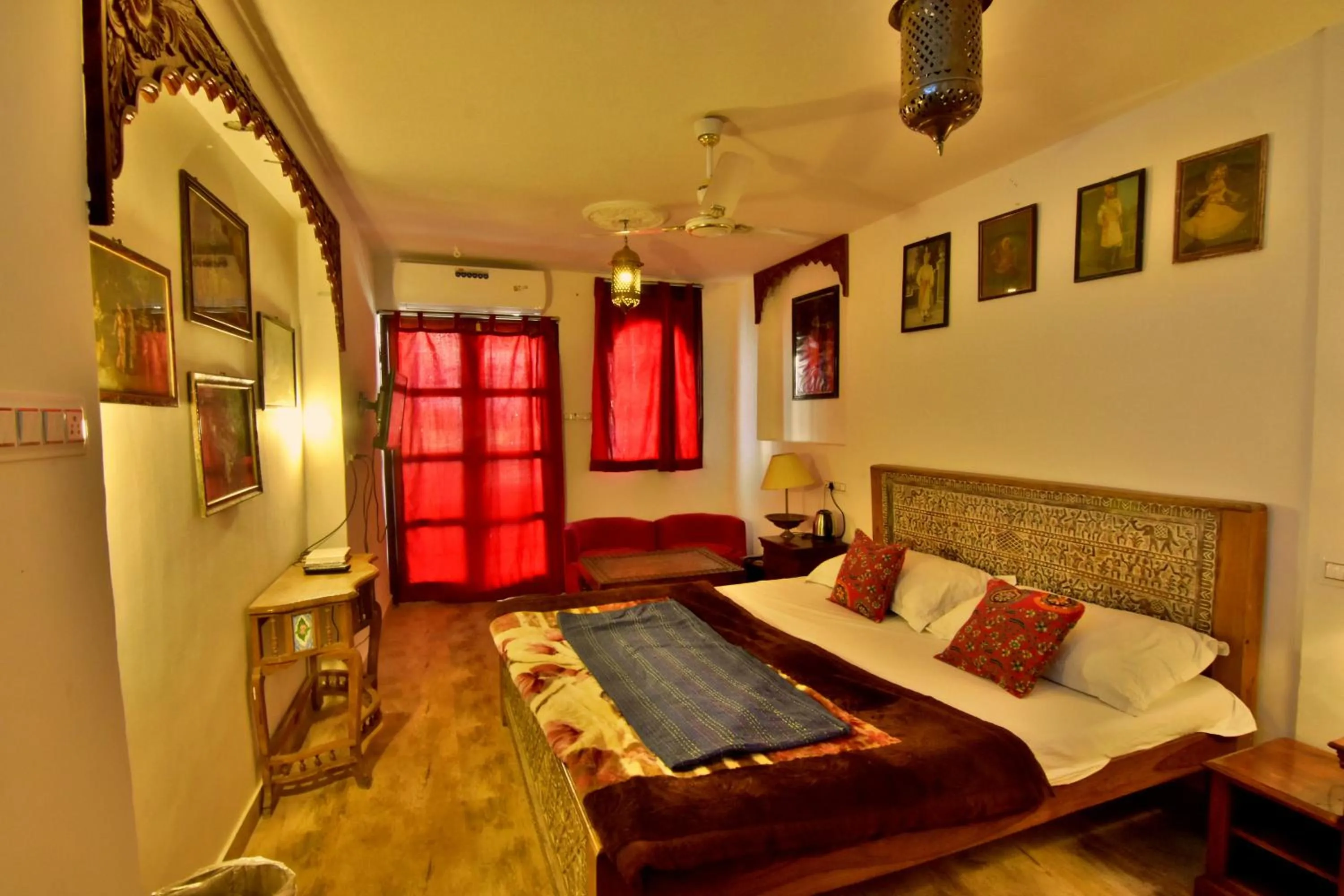 Decorative detail, Bed in Yogis Guest House