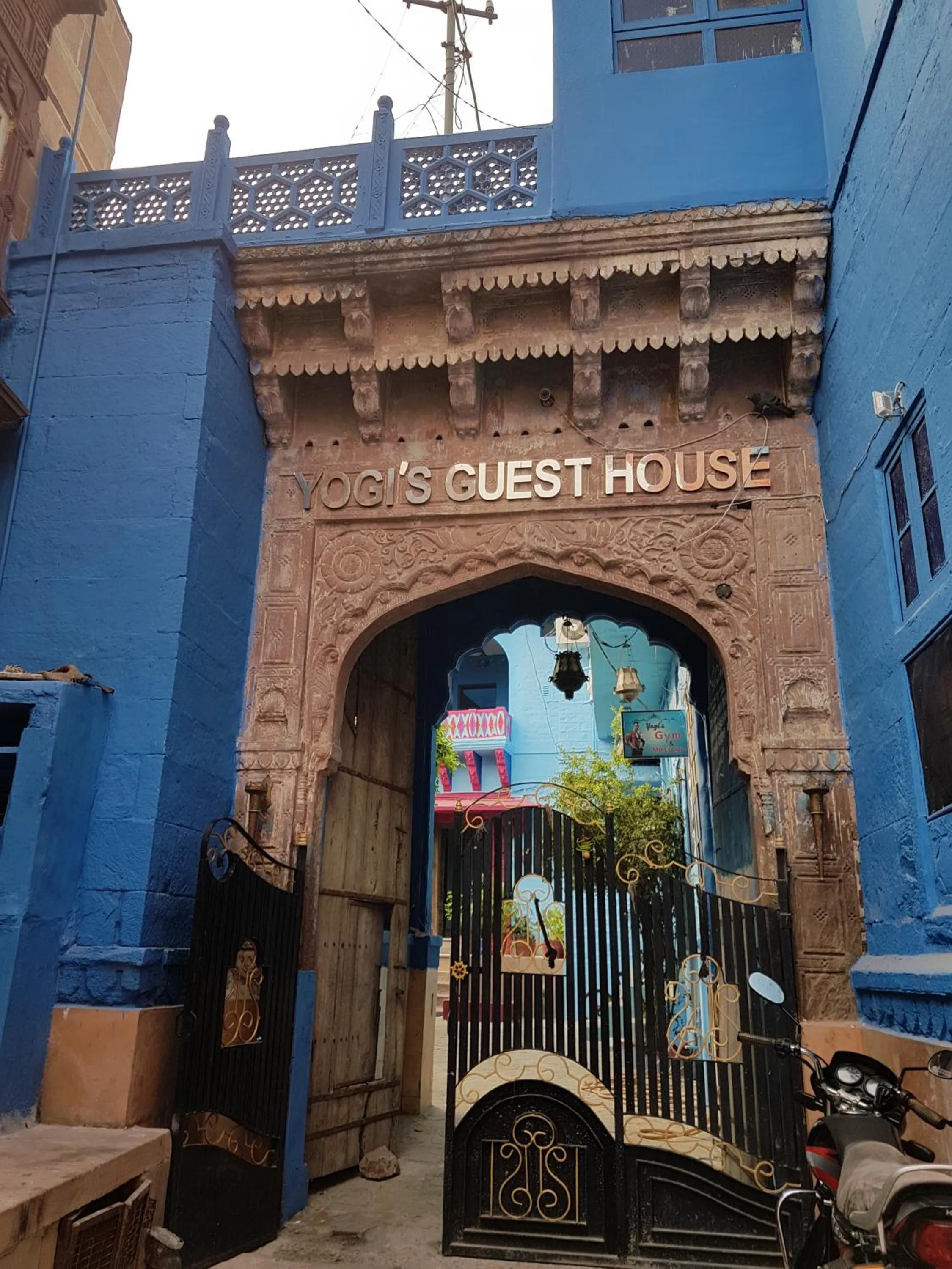 Facade/entrance in Yogis Guest House