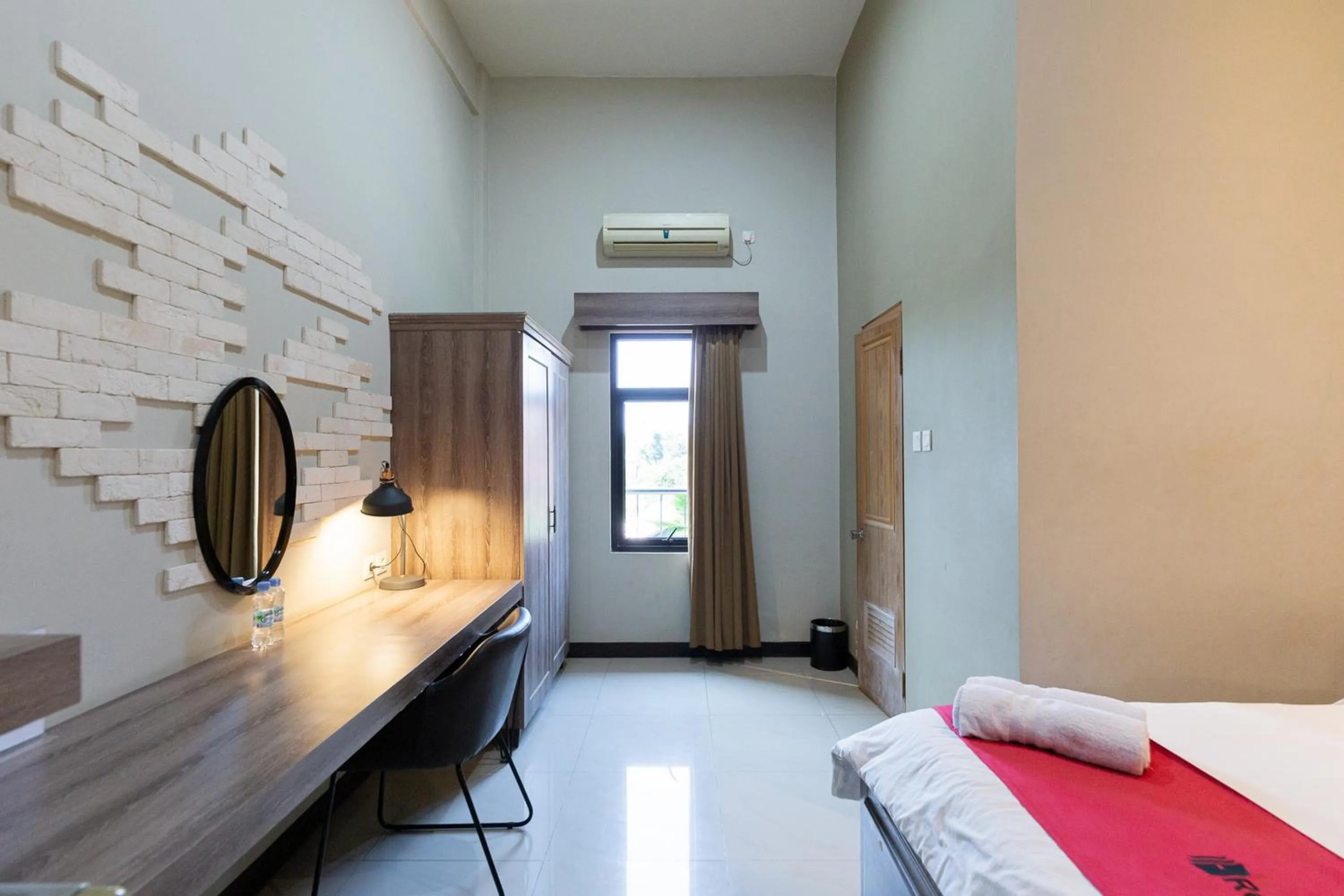 Bedroom, Bed in RedDoorz Plus near Mall Slipi Jaya