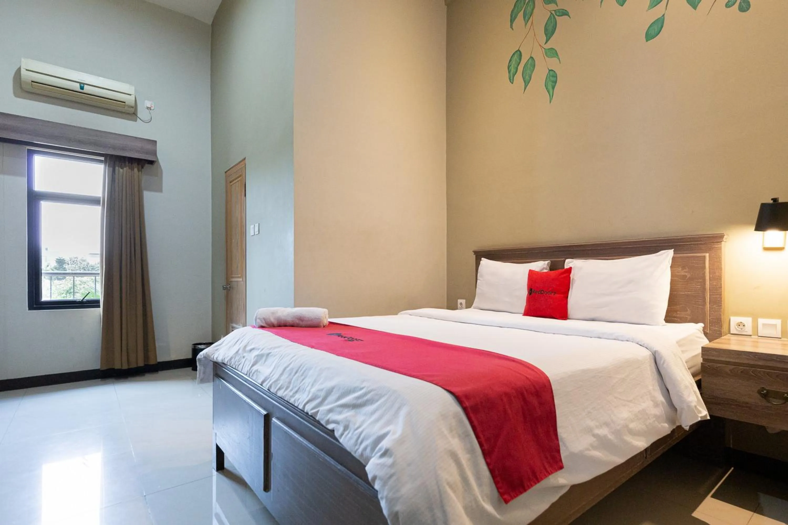 Bedroom, Bed in RedDoorz Plus near Mall Slipi Jaya