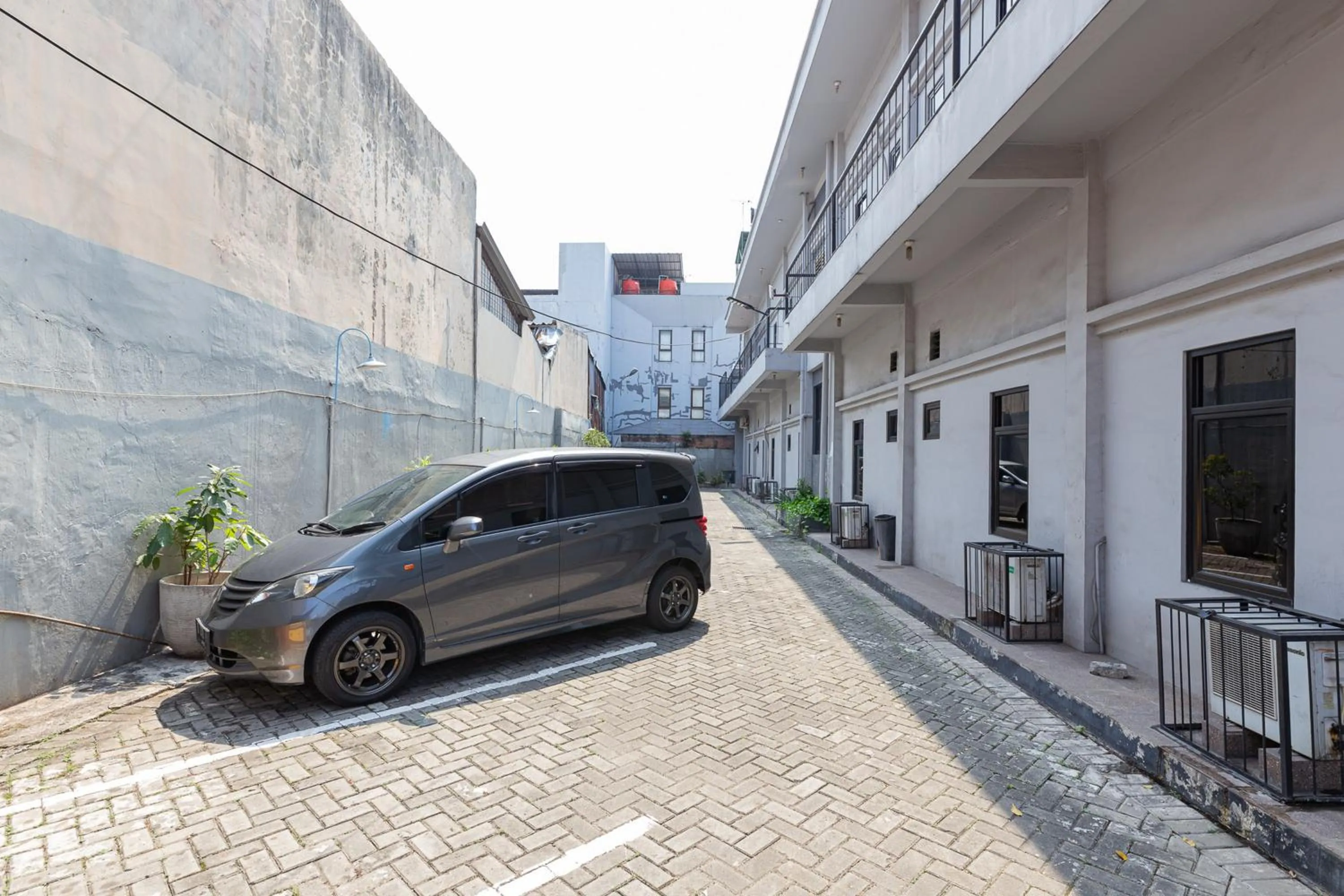 Parking in RedDoorz Plus near Mall Slipi Jaya