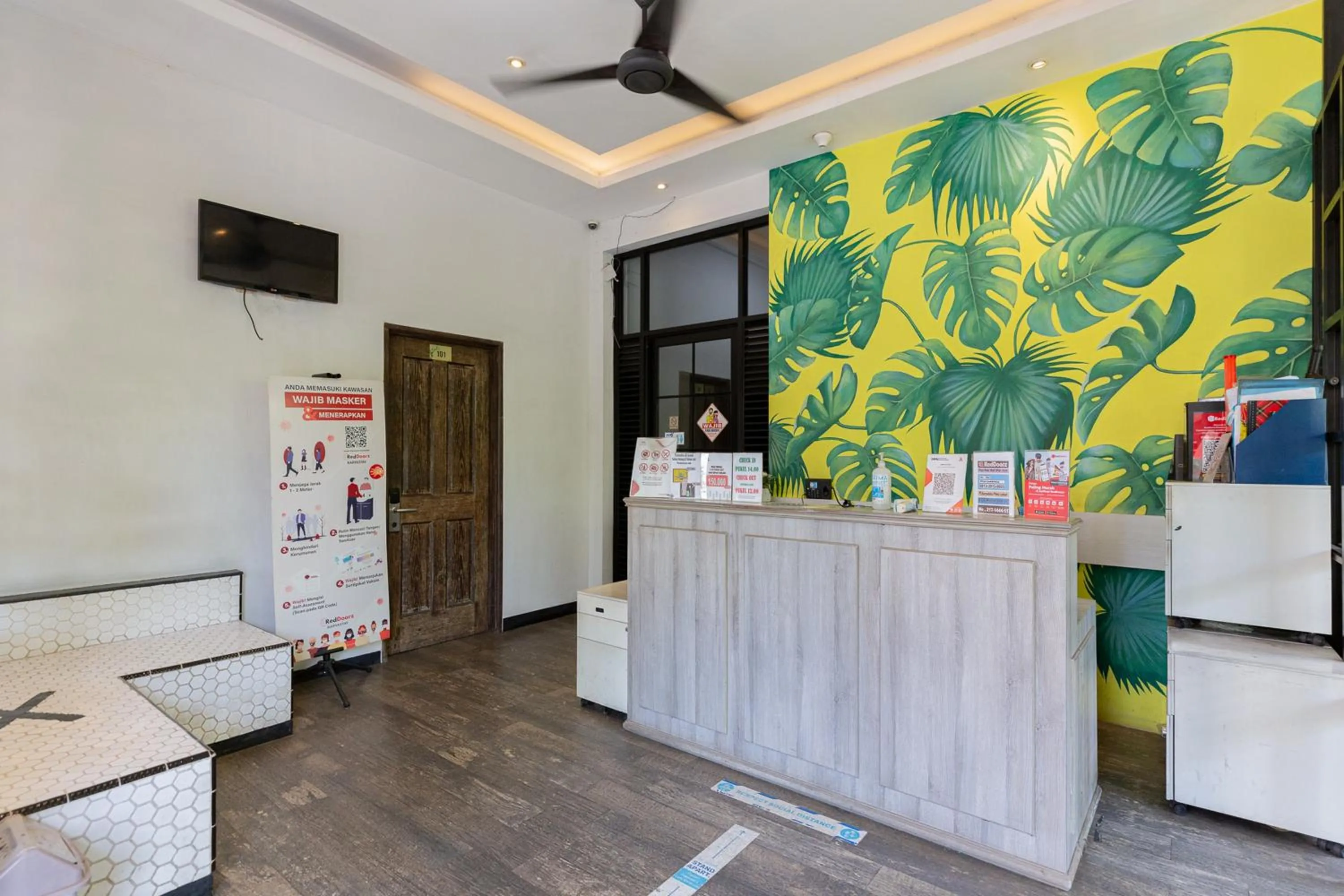 Lobby or reception in RedDoorz Plus near Mall Slipi Jaya
