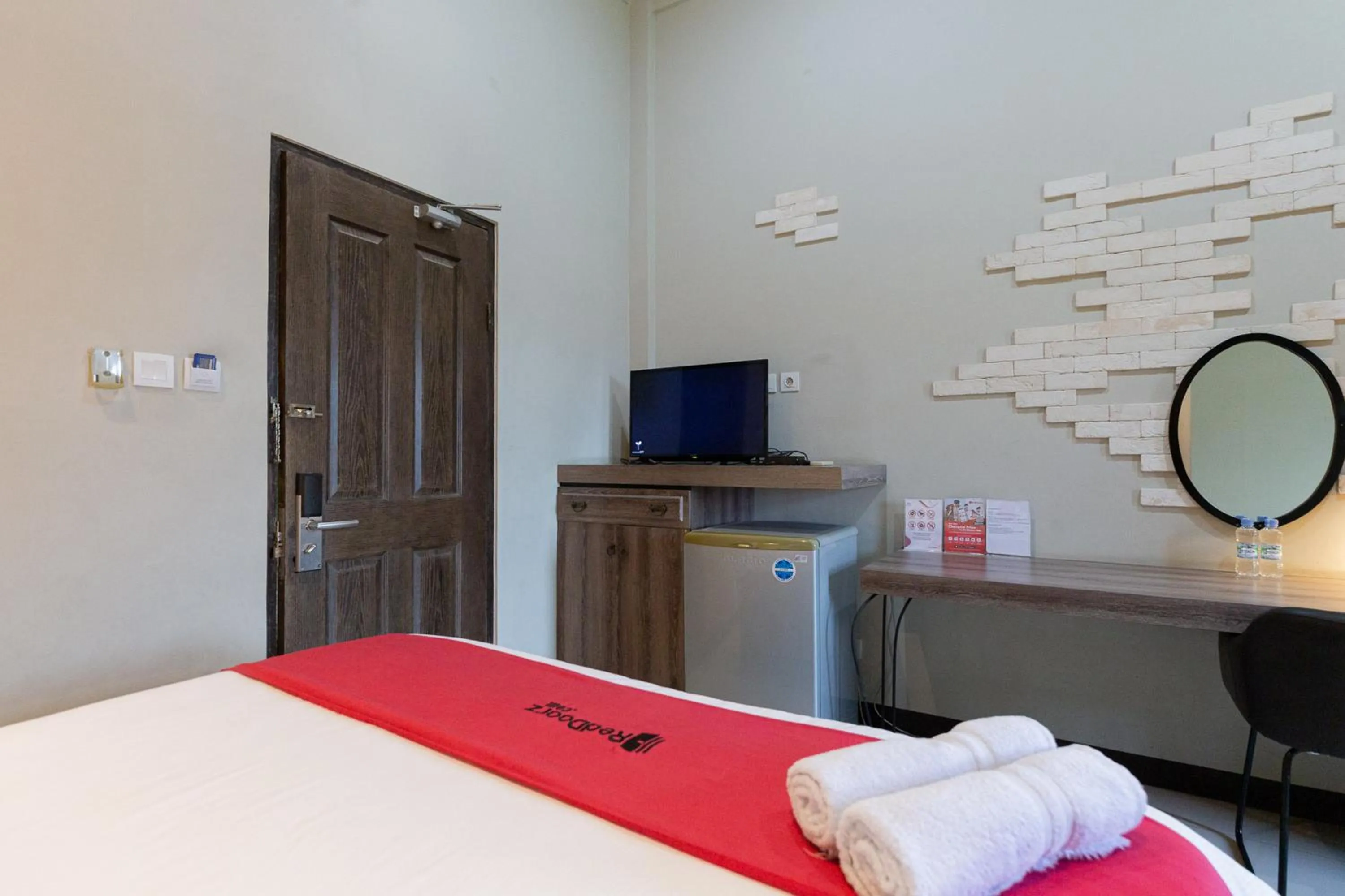 Bedroom, Bed in RedDoorz Plus near Mall Slipi Jaya