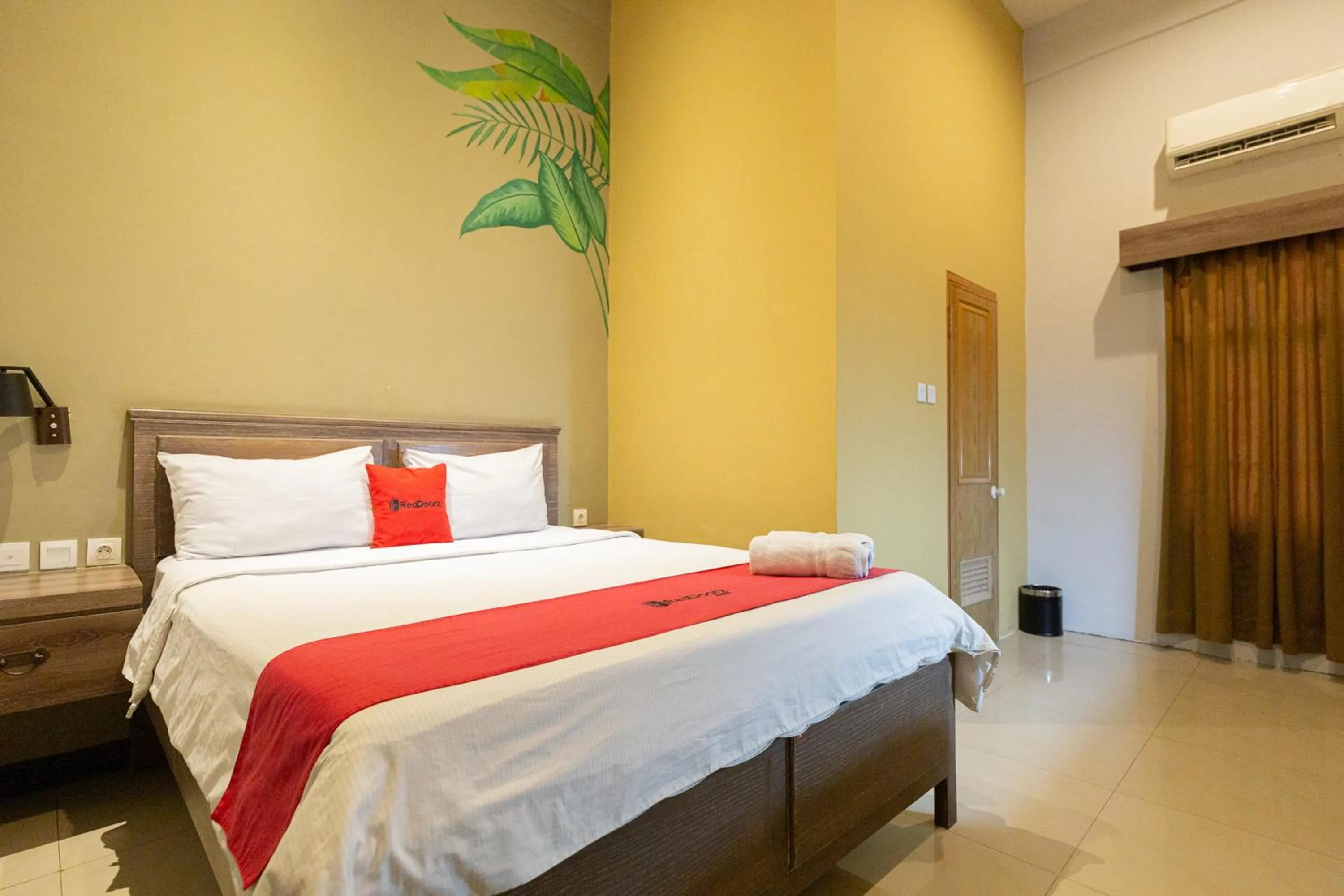 Bedroom, Bed in RedDoorz Plus near Mall Slipi Jaya