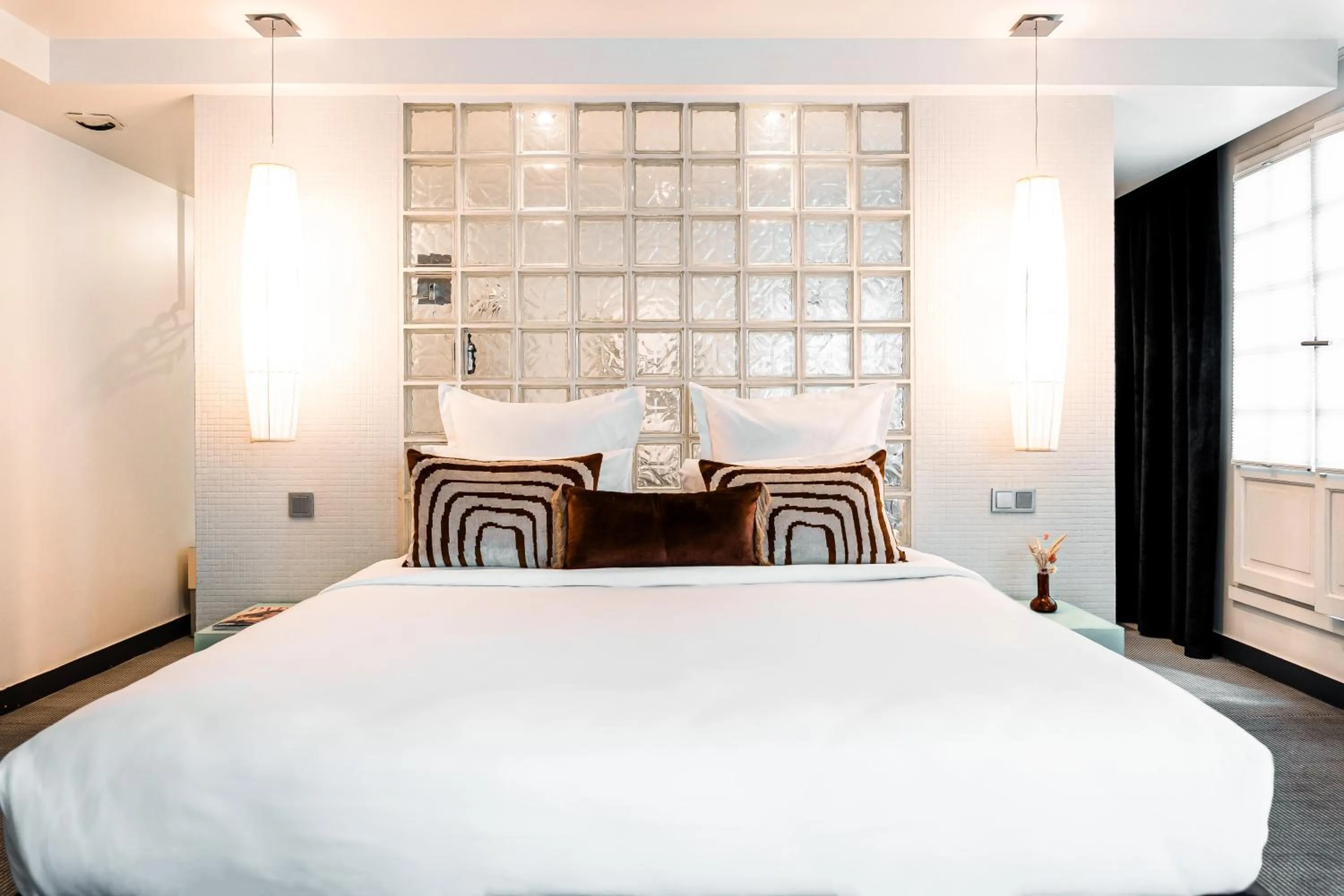 Bed in Kube Hôtel Paris