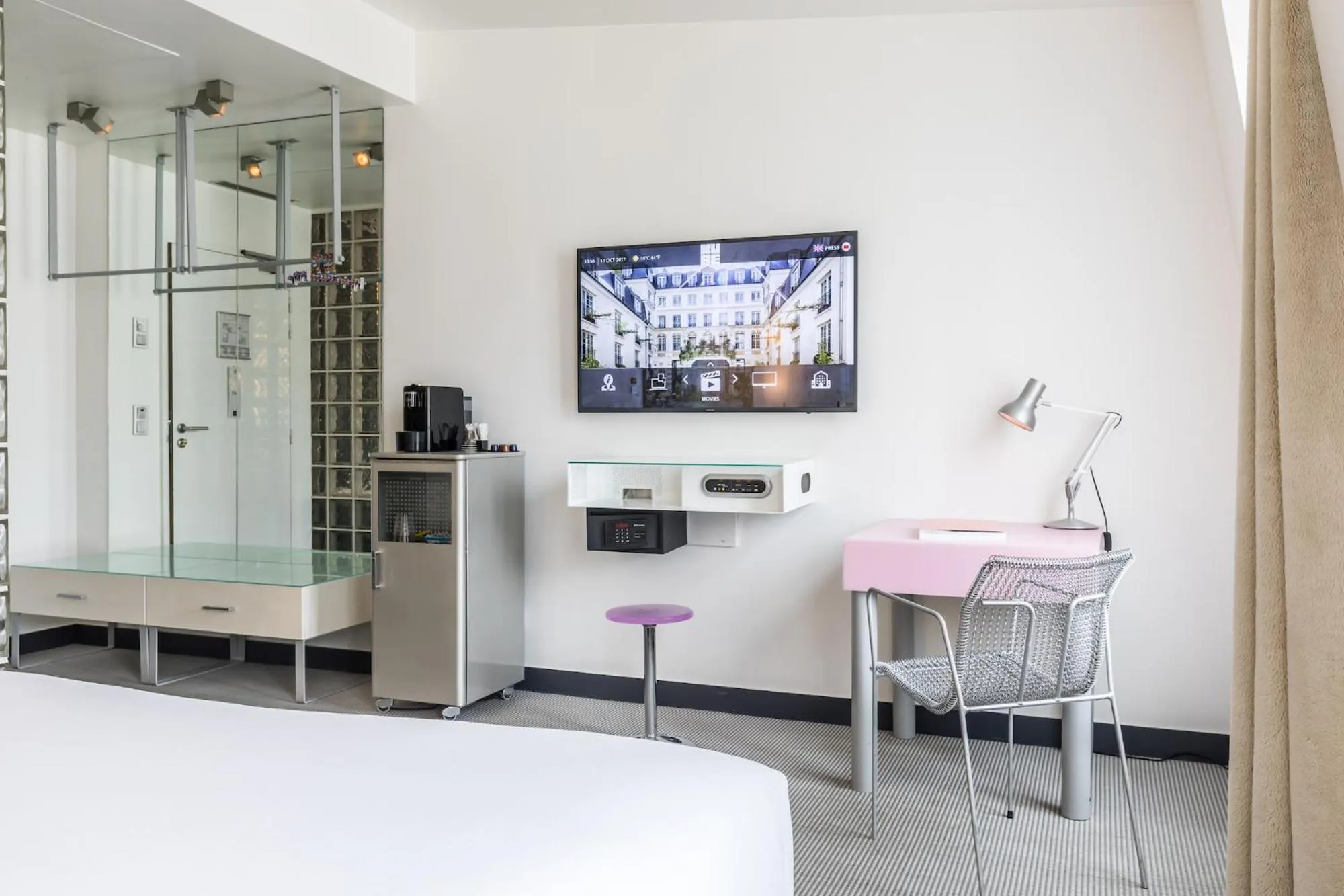 Photo of the whole room, Bed in Kube Hôtel Paris