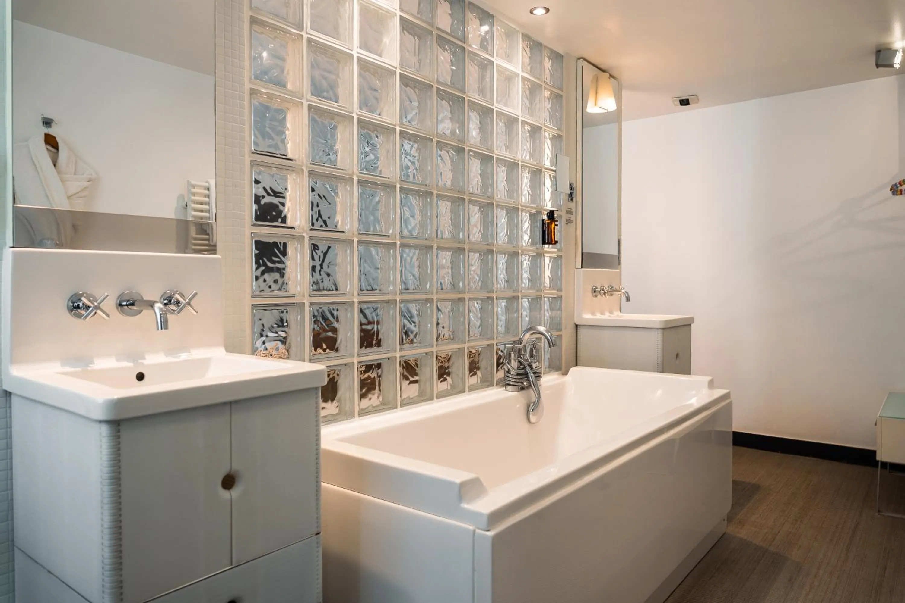 Bathroom in Kube Hôtel Paris
