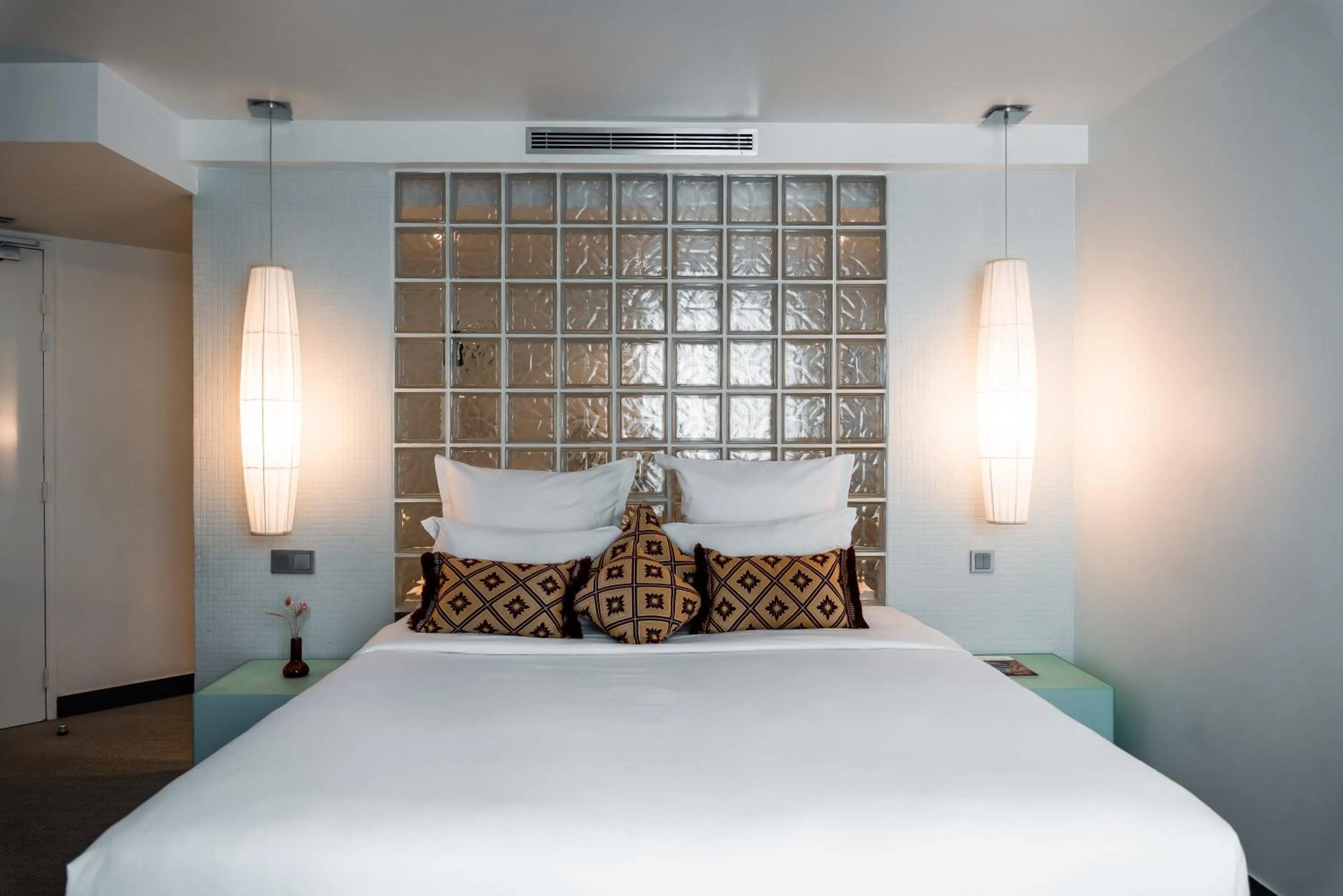 Bed in Kube Hôtel Paris