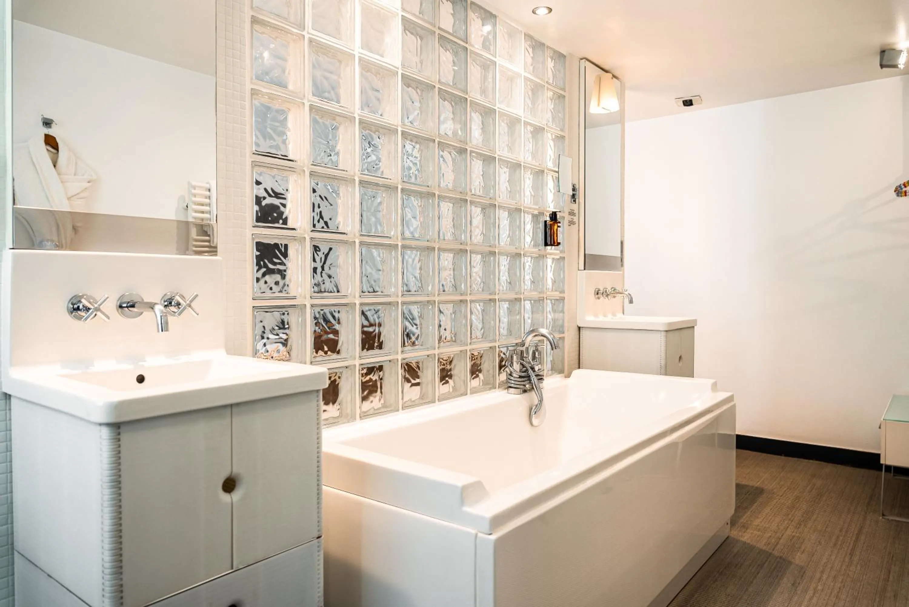 Bathroom in Kube Hôtel Paris