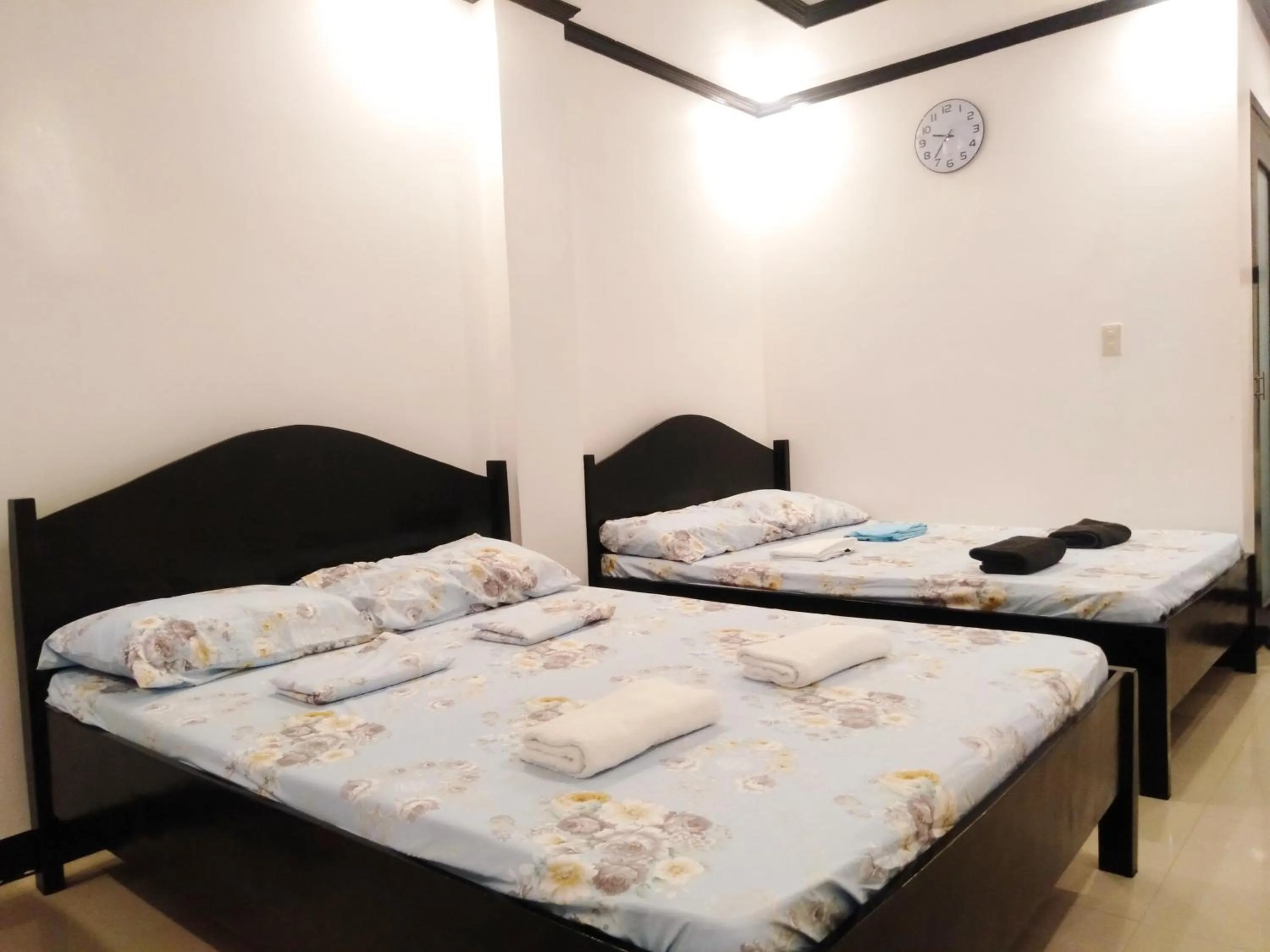 Bed in Strangers Inn&Bar