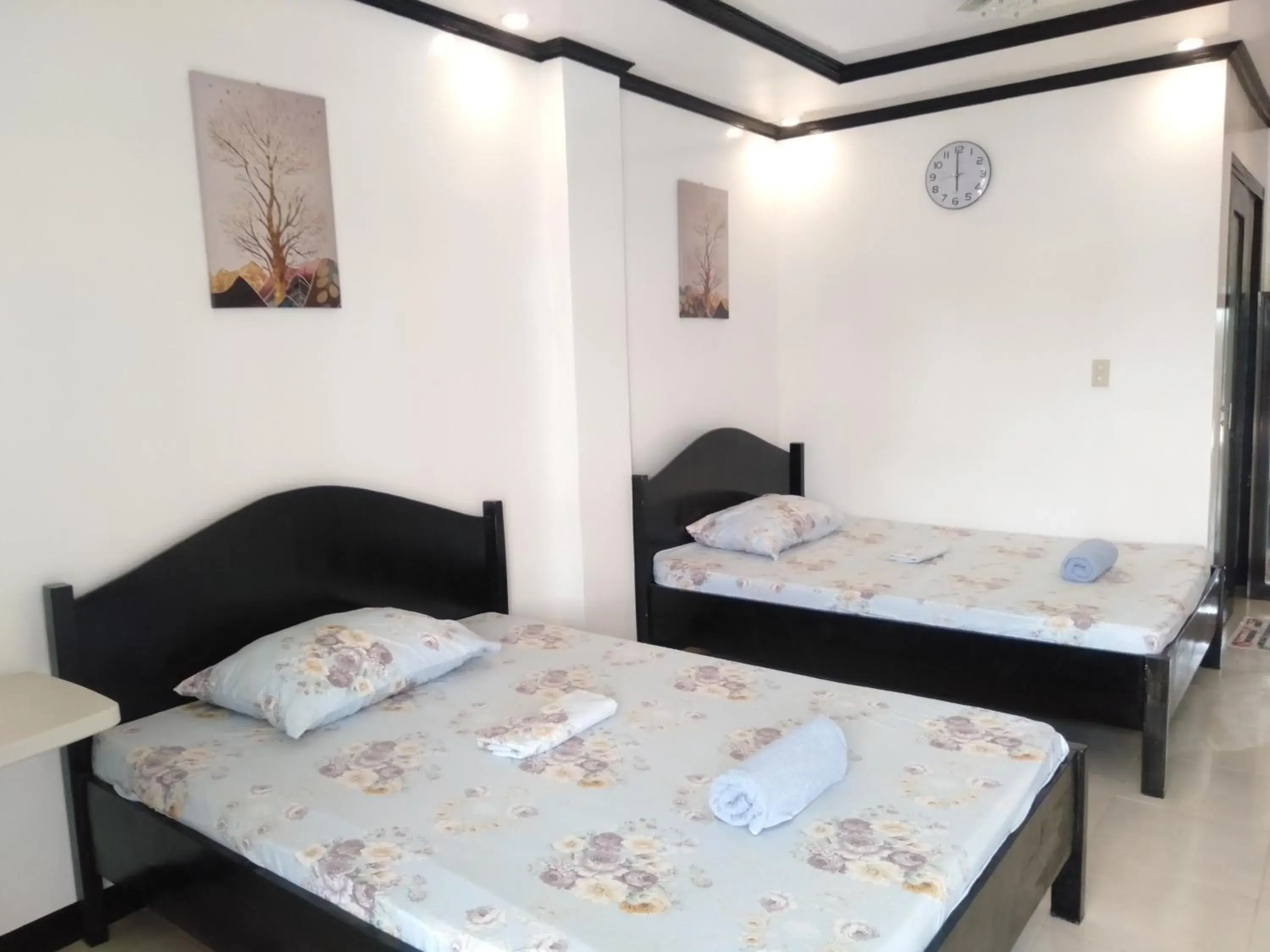 Strangers Inn&Bar Strangers Inn&Bar