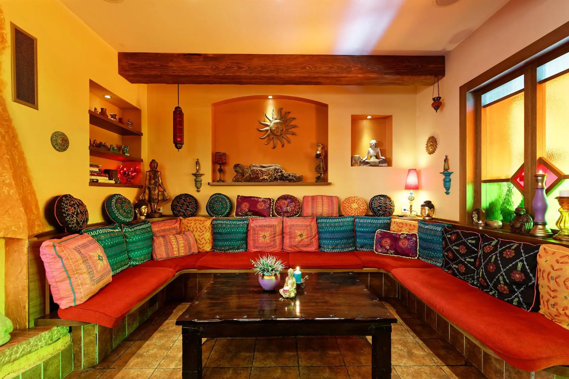 Restaurant/places to eat in Hotel Max Inn