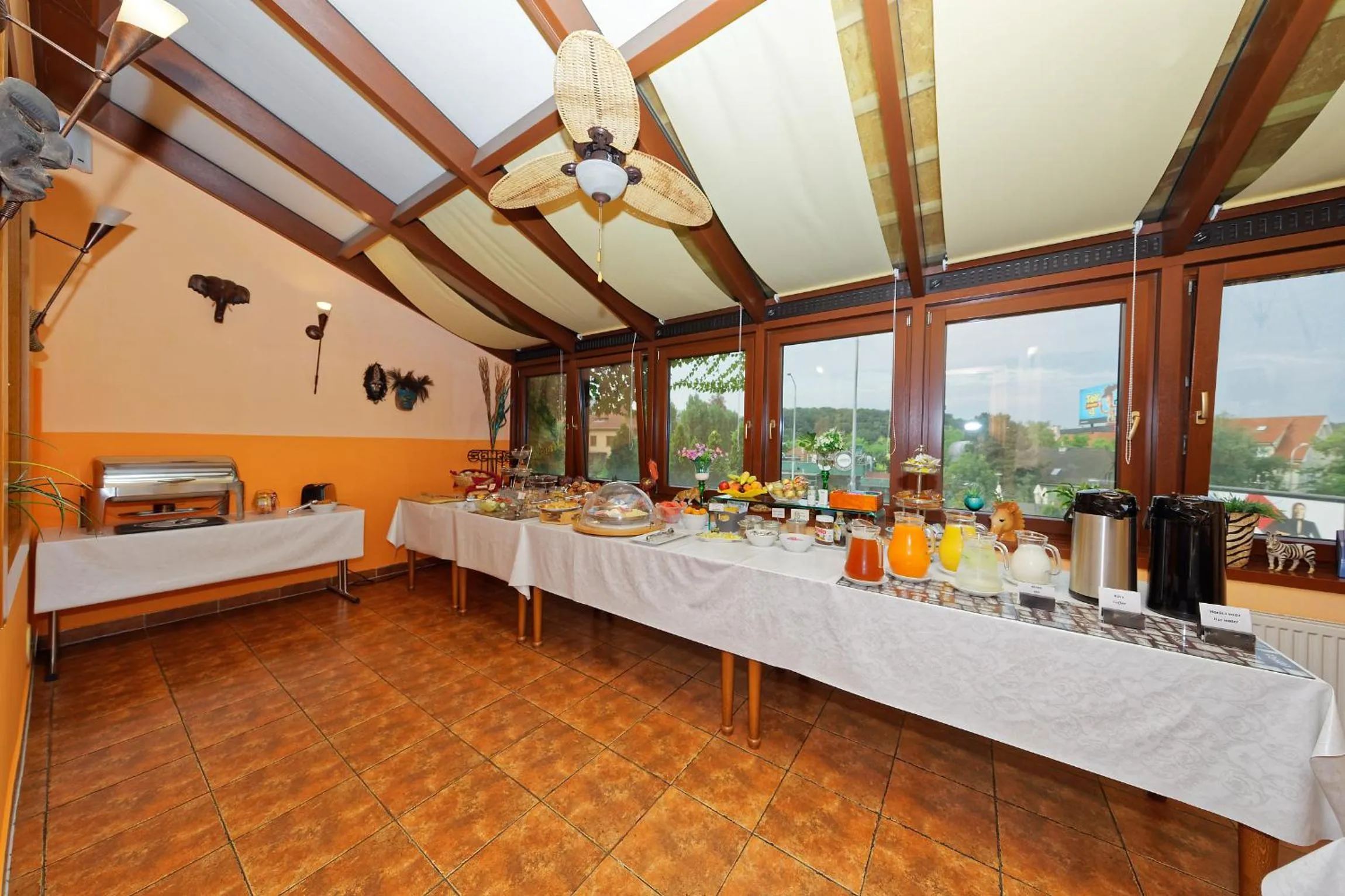 Food and drinks in Hotel Max Inn