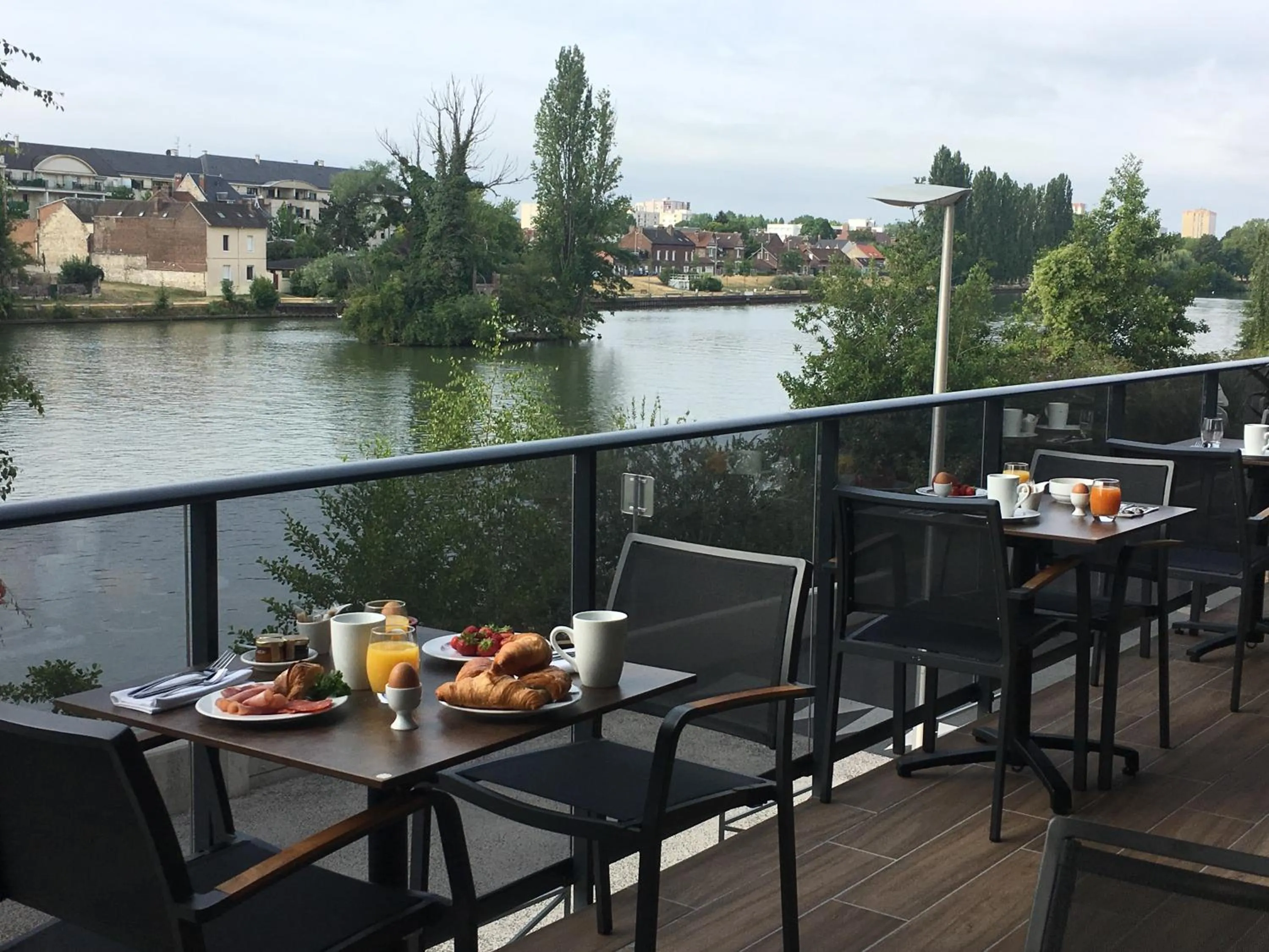 Restaurant/places to eat in Aiden by Best Western T'aim Hotel & SPA