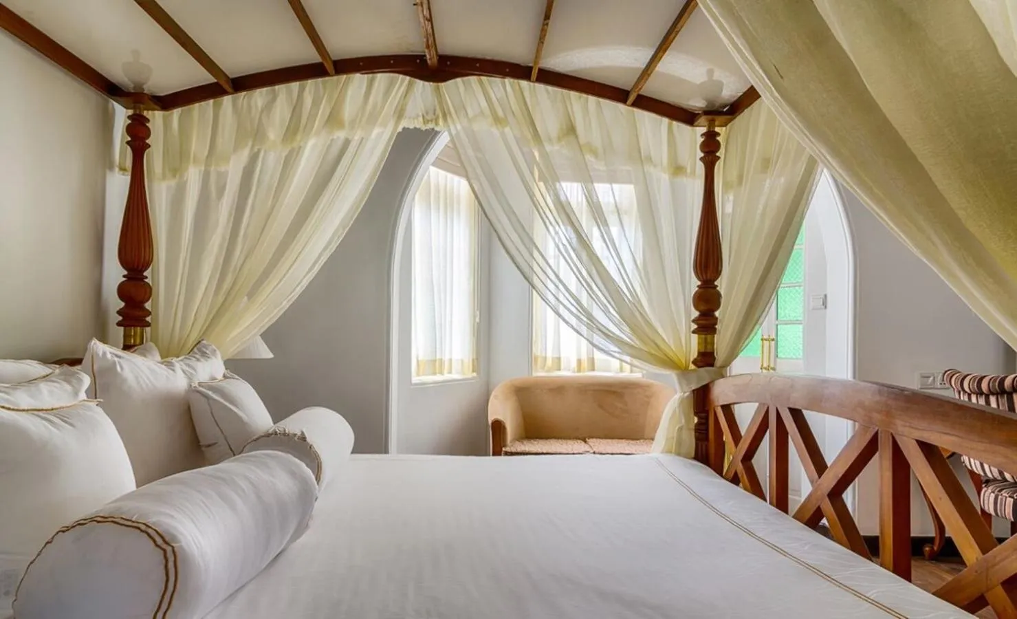 Bed in The Clovelly Bungalow