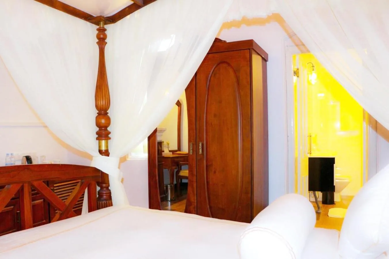 wardrobe, Bed in The Clovelly Bungalow