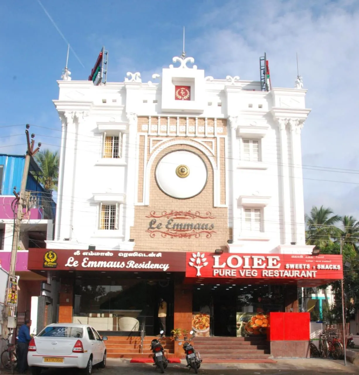 Facade/entrance in Le Emerald Residency