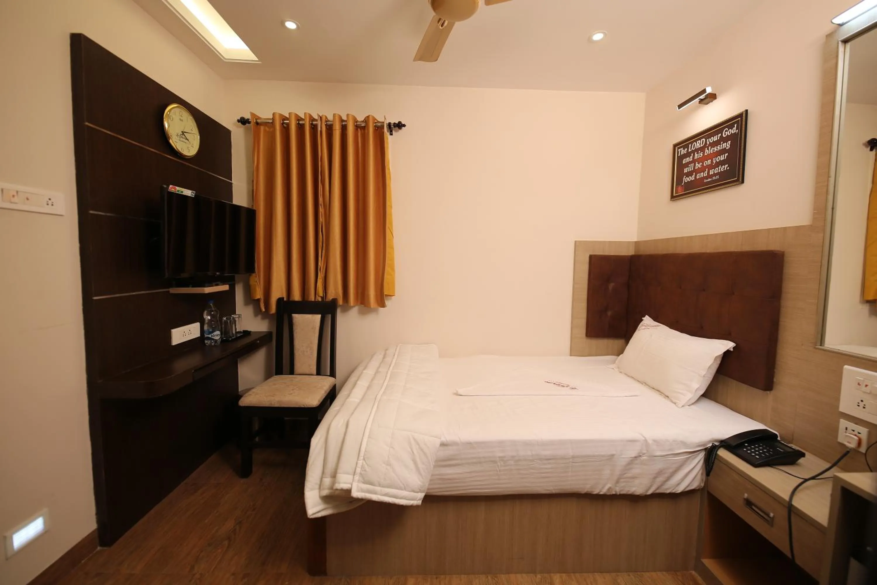 Bedroom, Bed in Le Emerald Residency