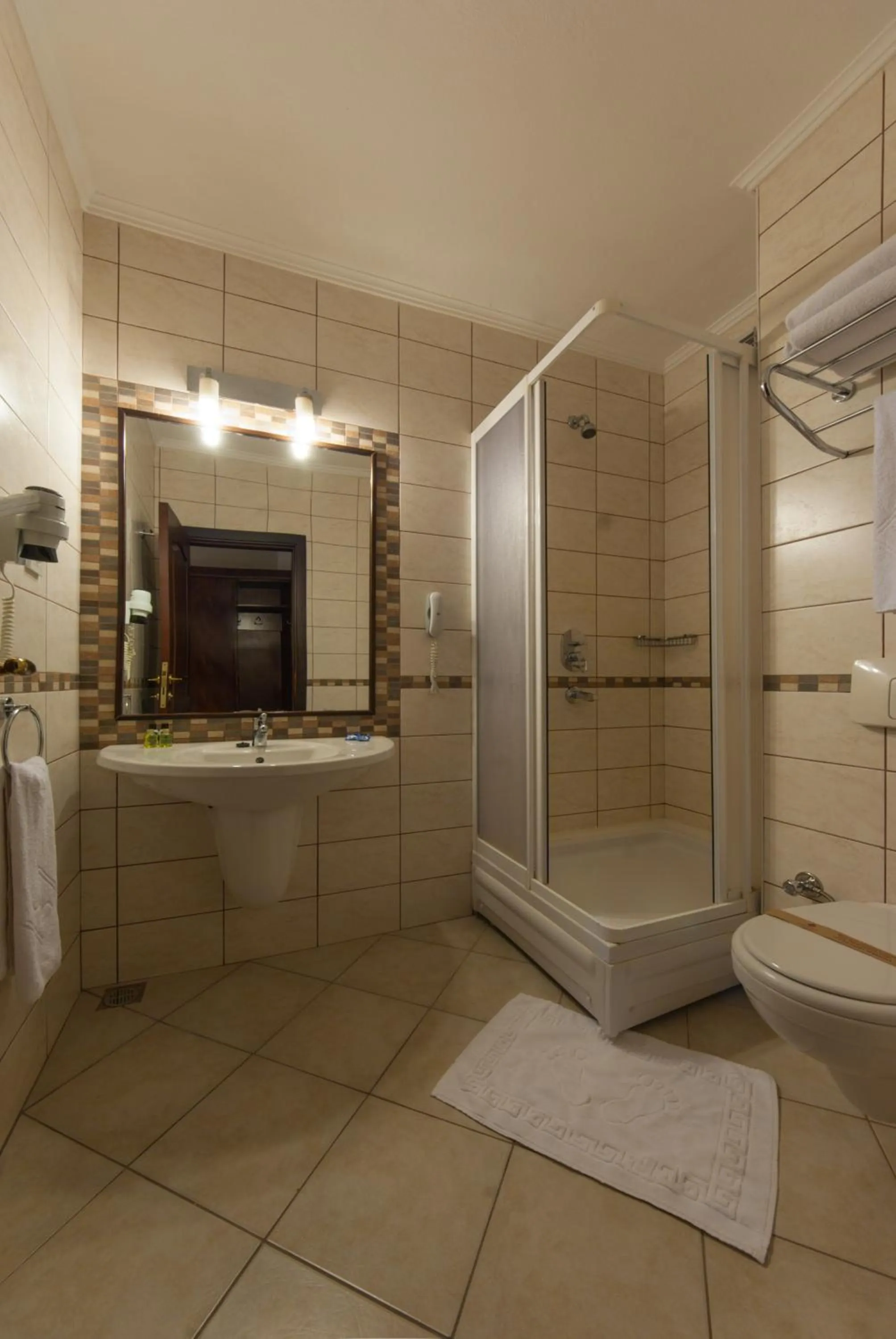 Bathroom in Yucelen Hotel