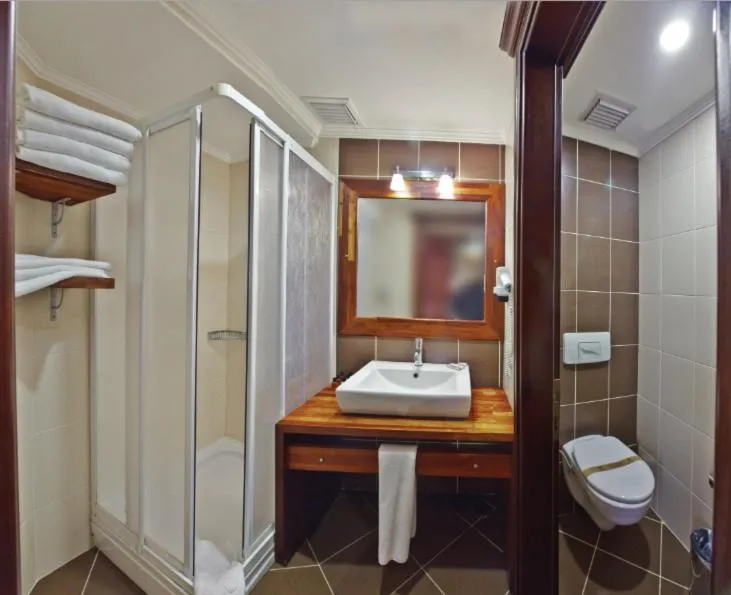 Bathroom in Yucelen Hotel