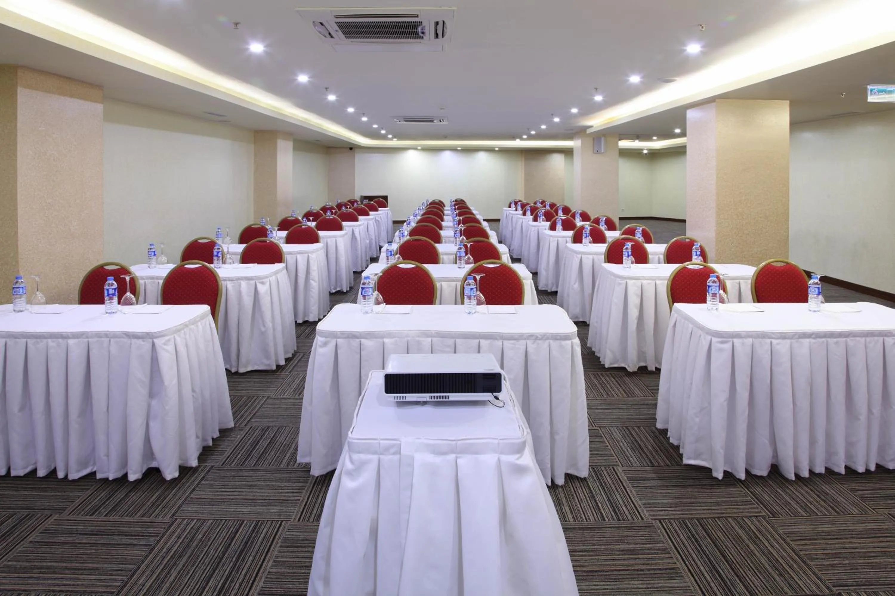 Business facilities in Hotel Senbayrak City
