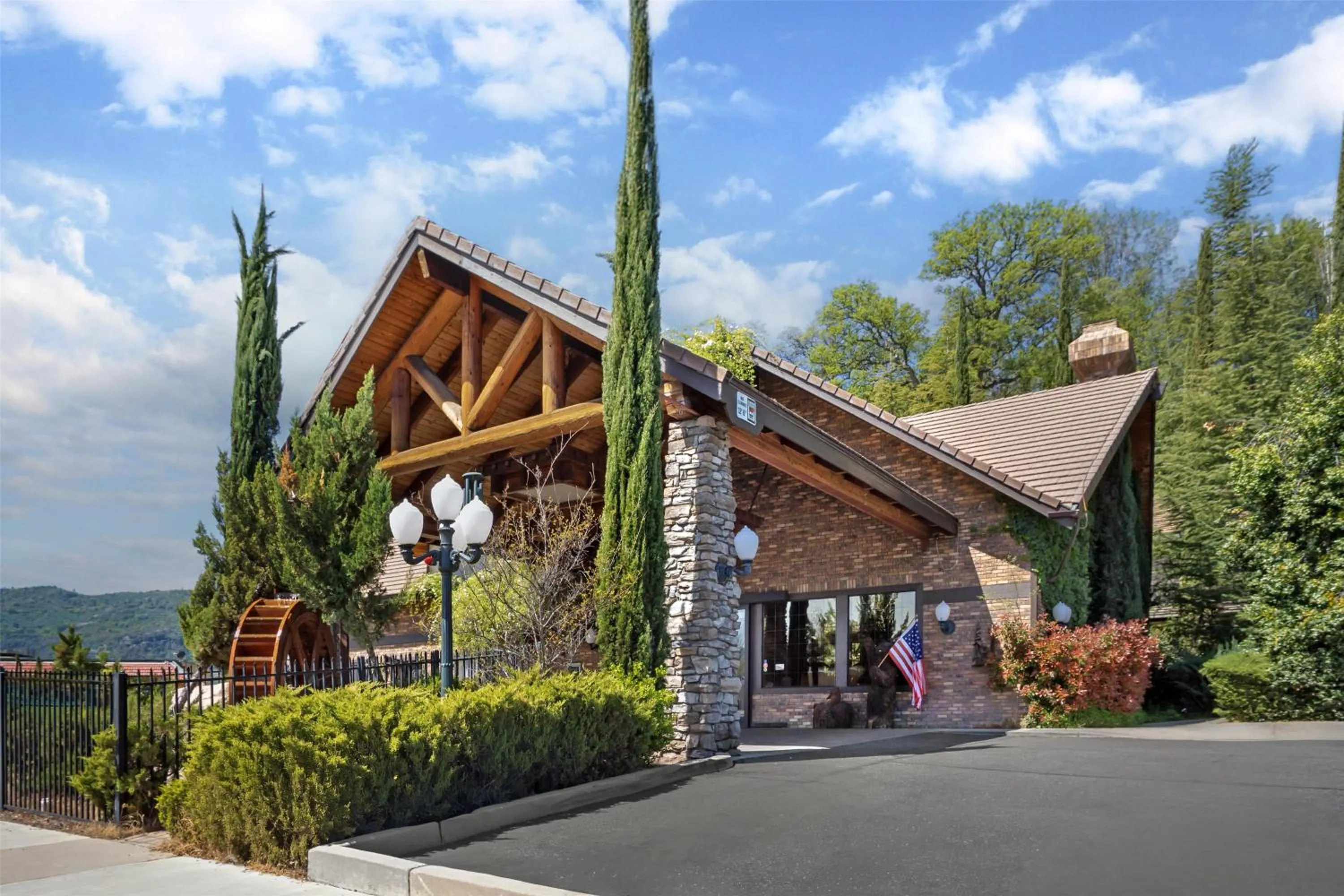 Property building in Best Western Plus Yosemite Gateway Inn