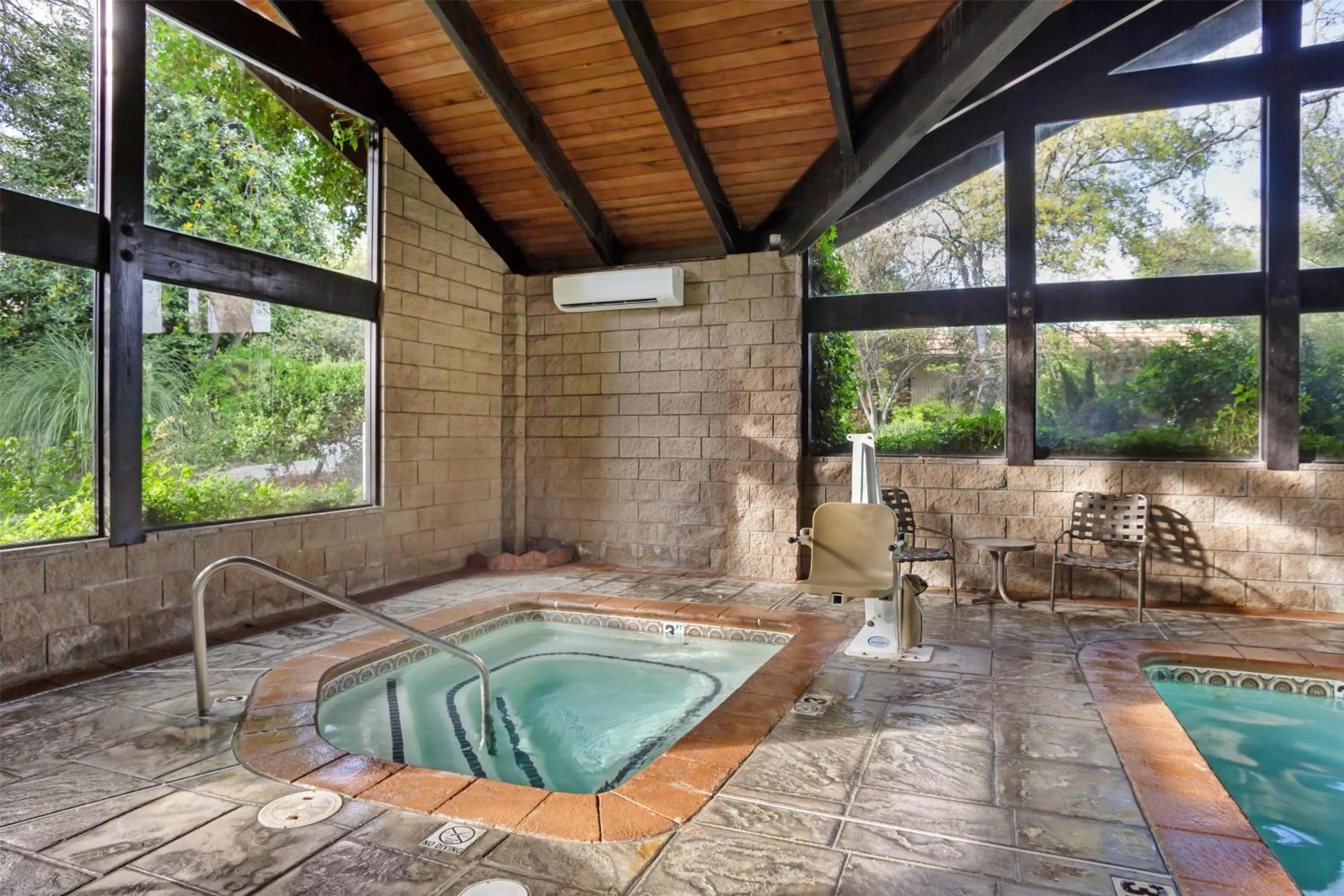 Pool view in Best Western Plus Yosemite Gateway Inn