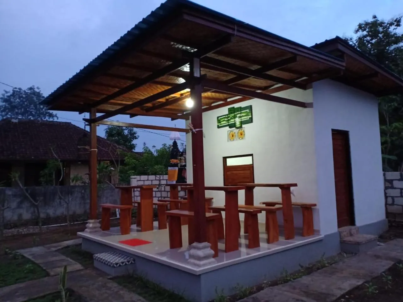 Restaurant/places to eat in Santhi Guna Bungalow