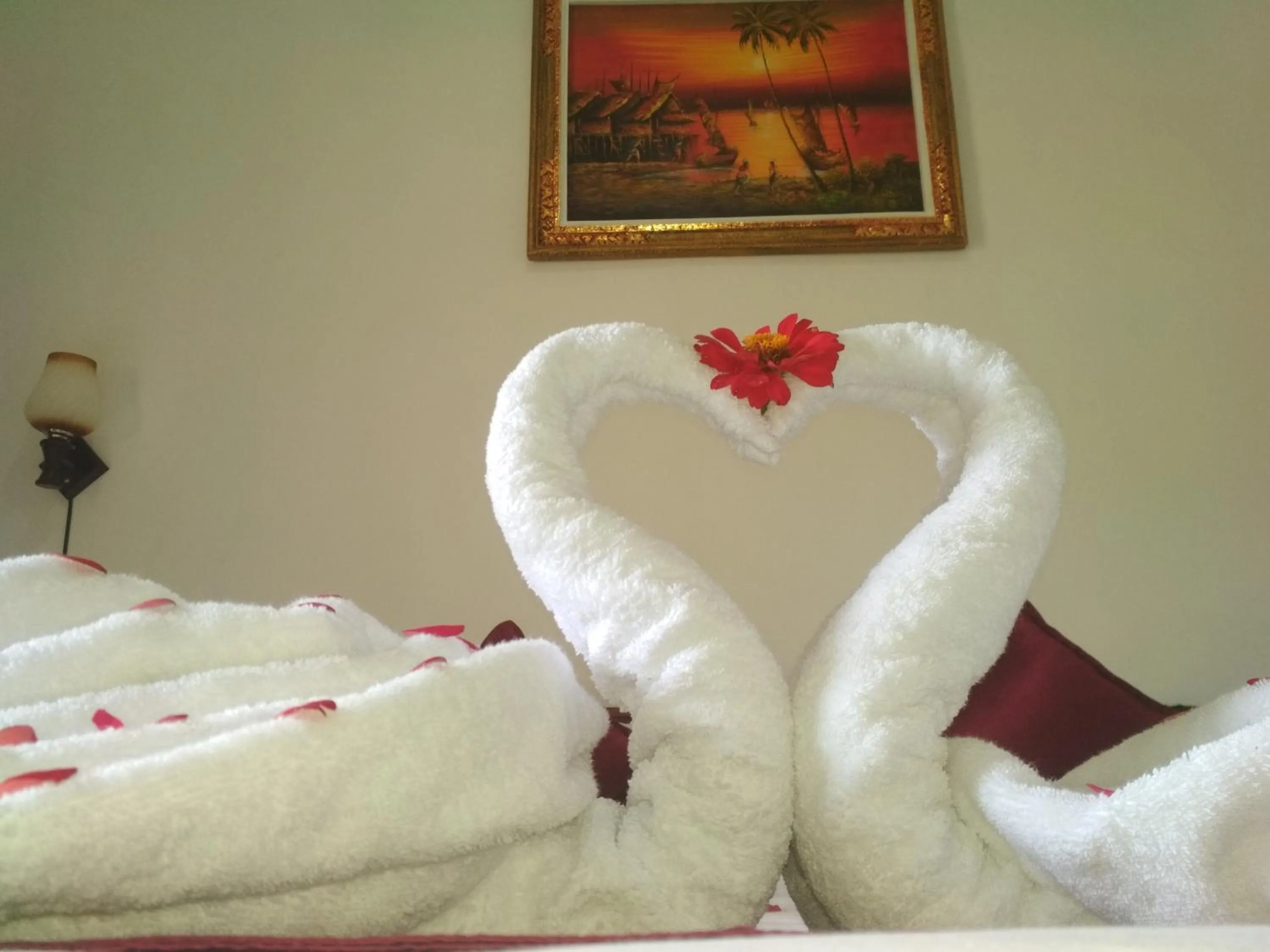 Bed in Santhi Guna Bungalow