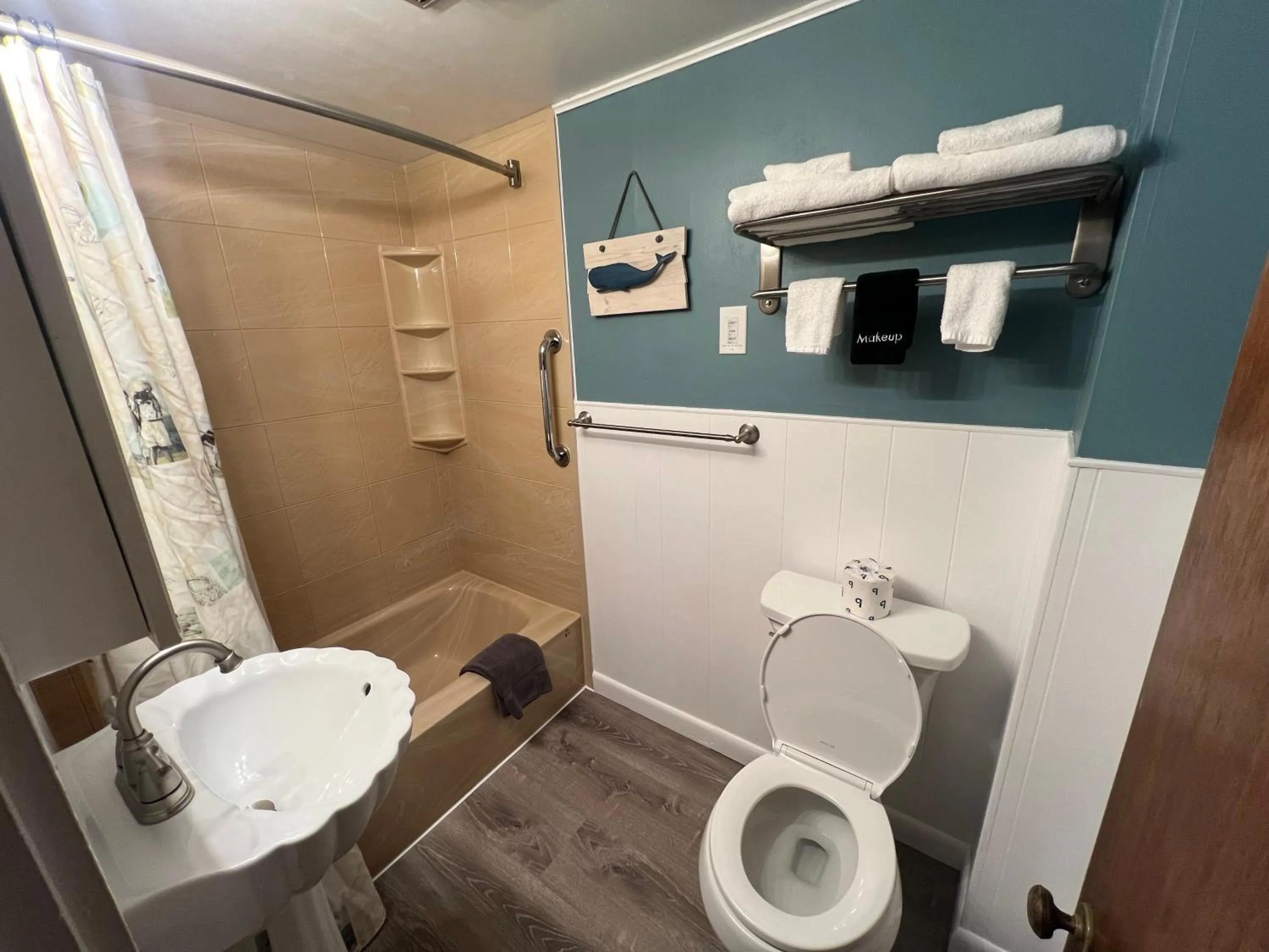 Bathroom in Claddagh Motel & Suites