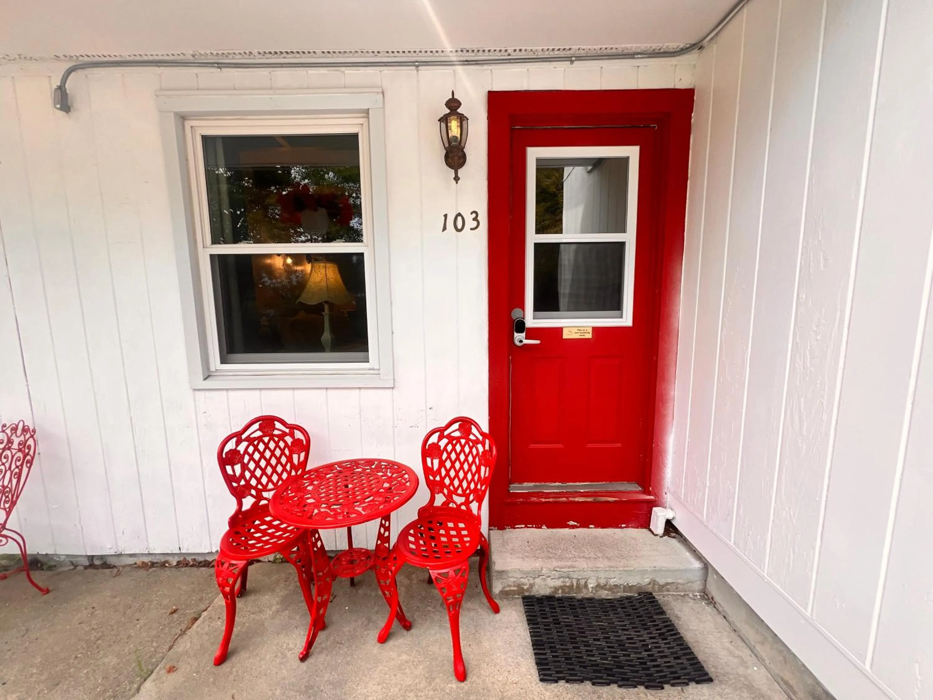Patio in Claddagh Motel & Suites