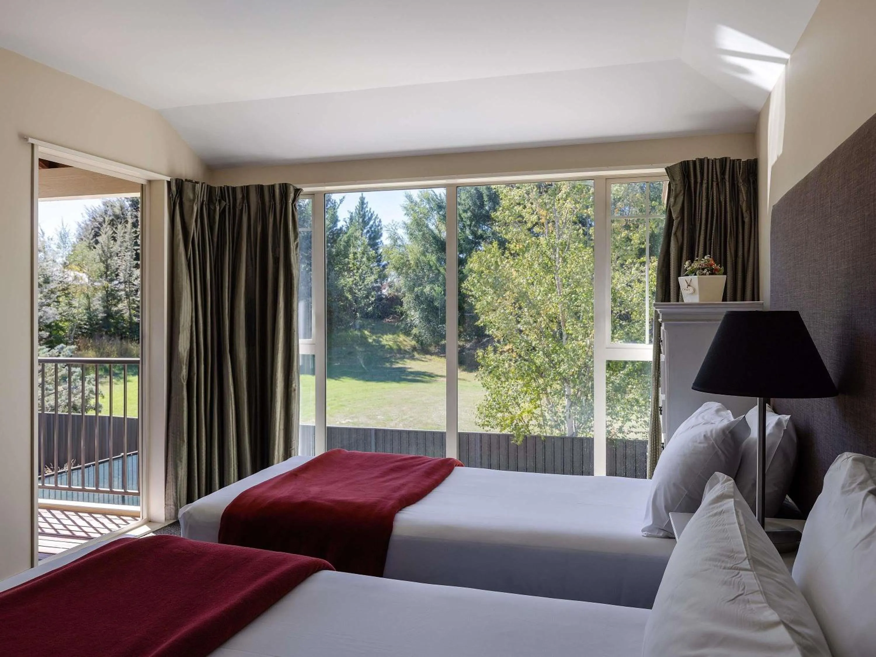 Bedroom, Bed in Mantra Lake Tekapo