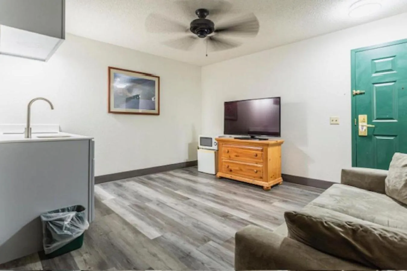 TV and multimedia in Lancaster Inn & Suites