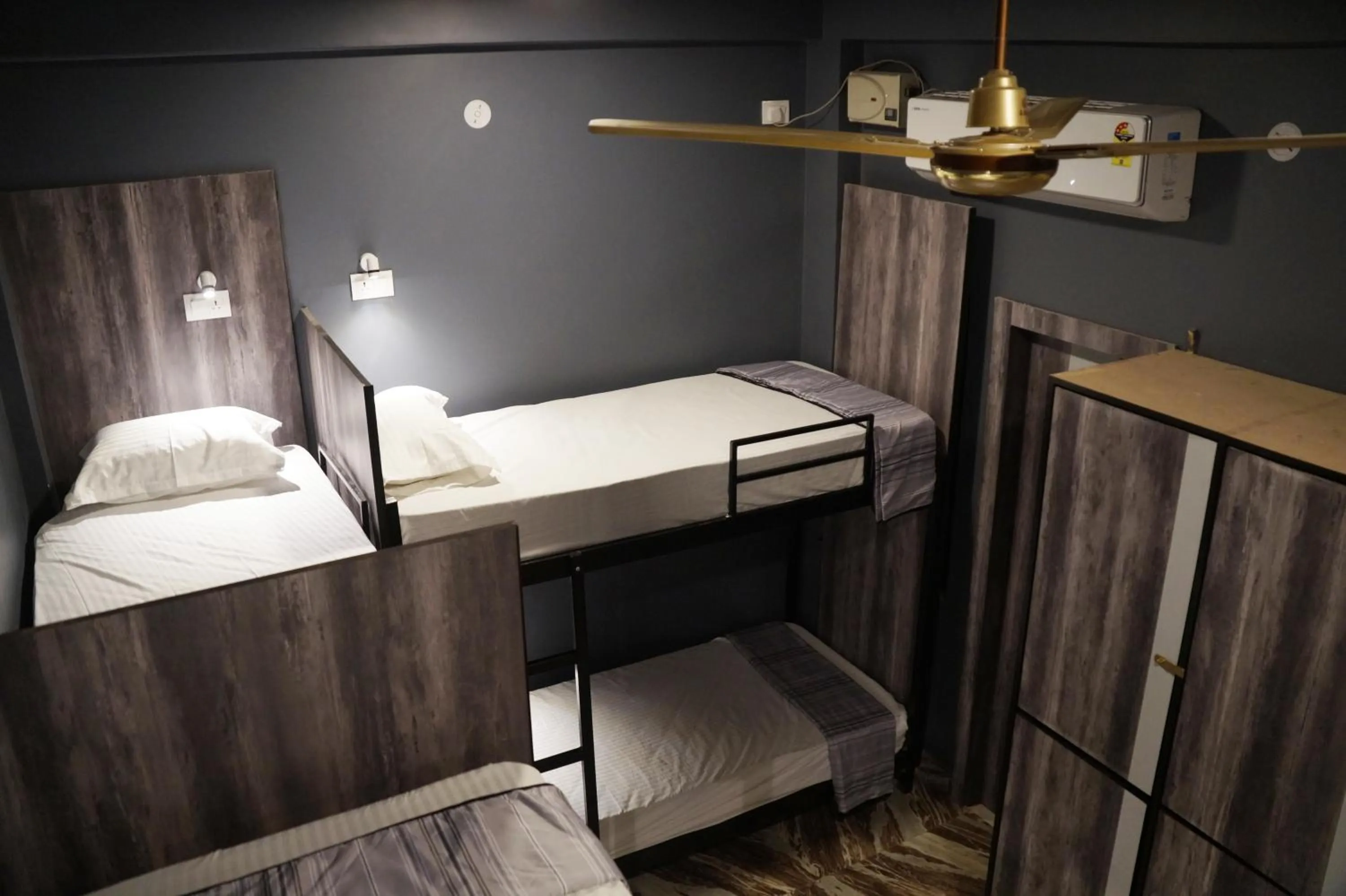 Photo of the whole room, Bed in Backpackers Park Varanasi