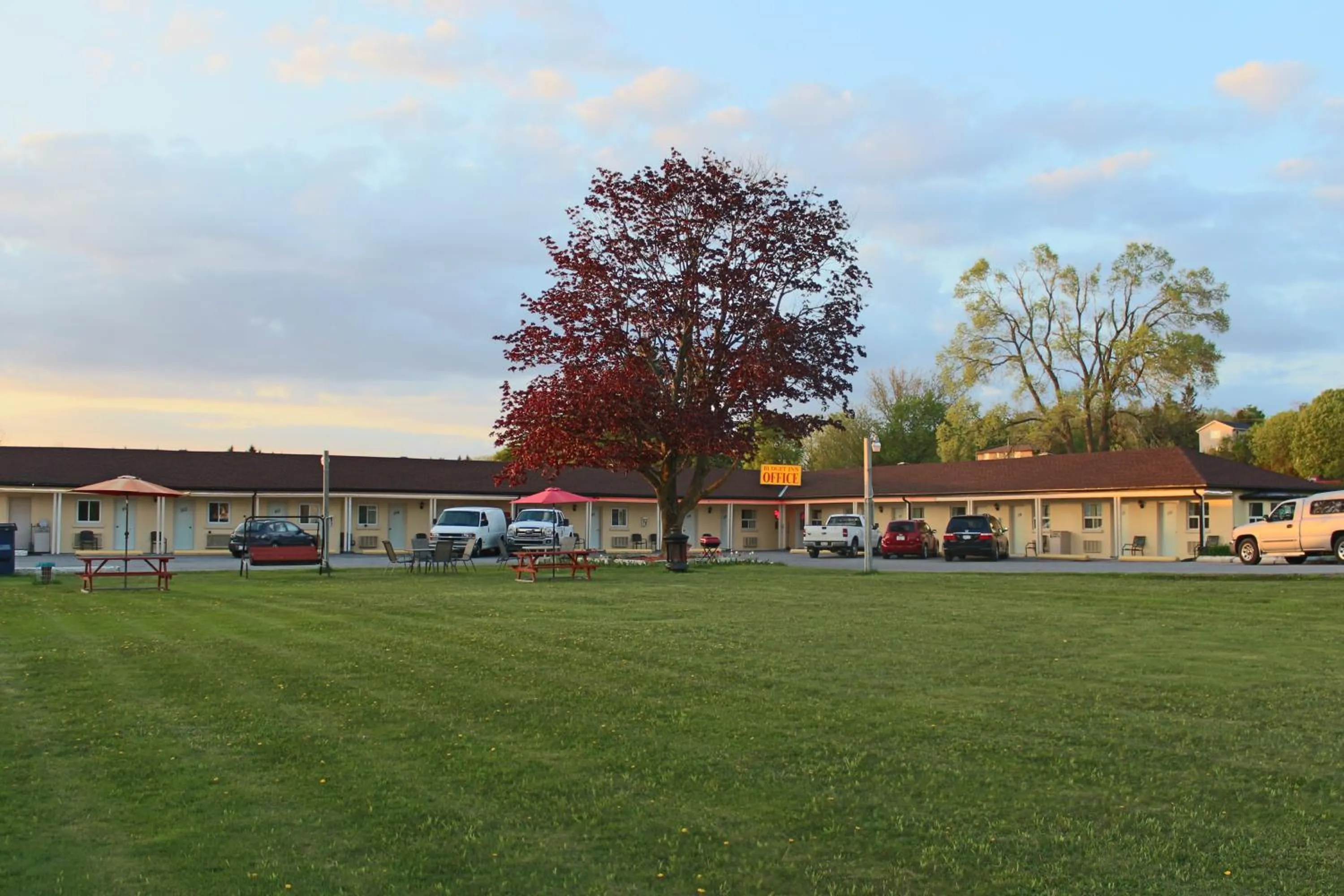 Facade/entrance in Budget Inn