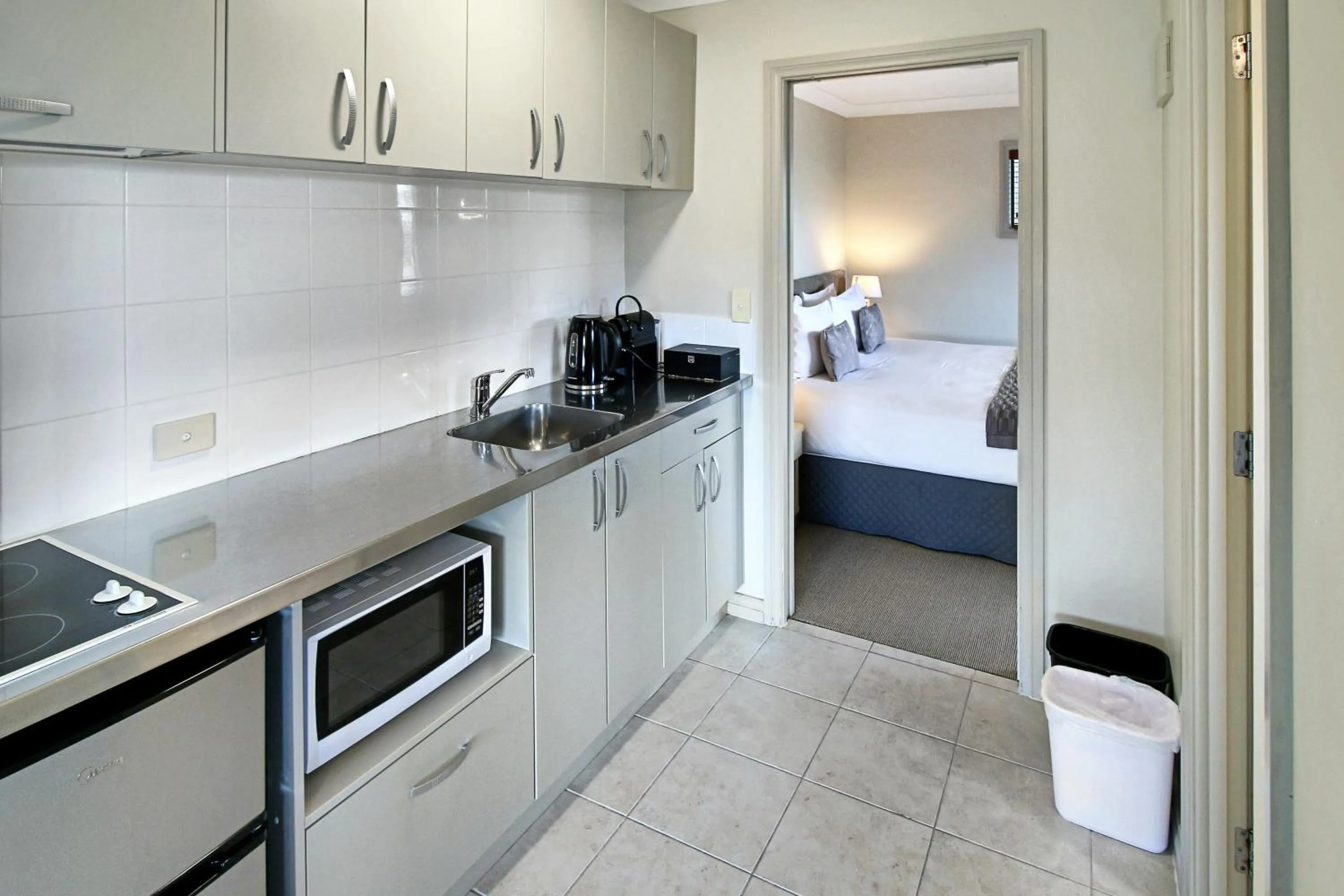 Coffee/tea facilities in Whangaparaoa Lodge