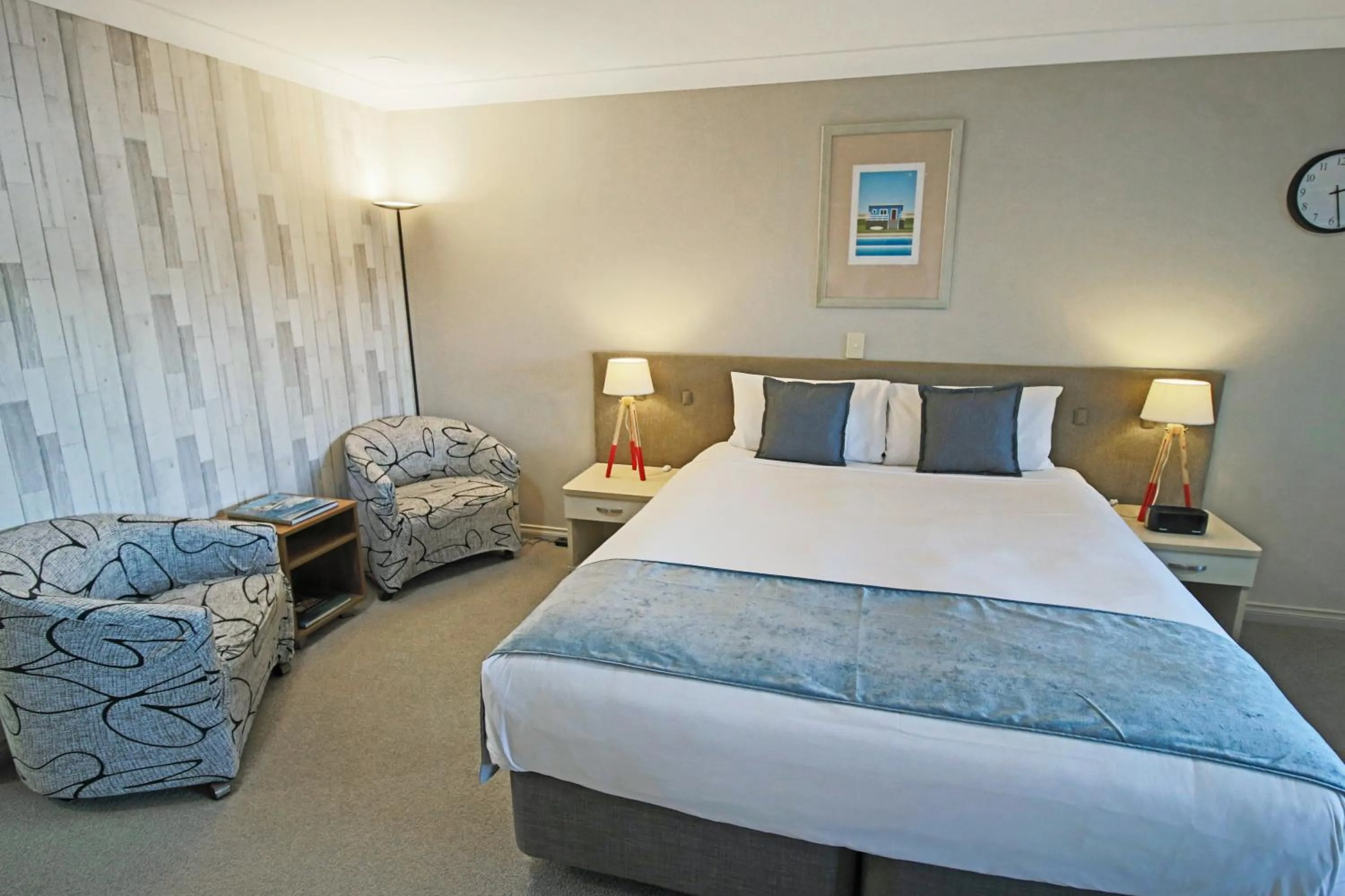 Bed in Whangaparaoa Lodge