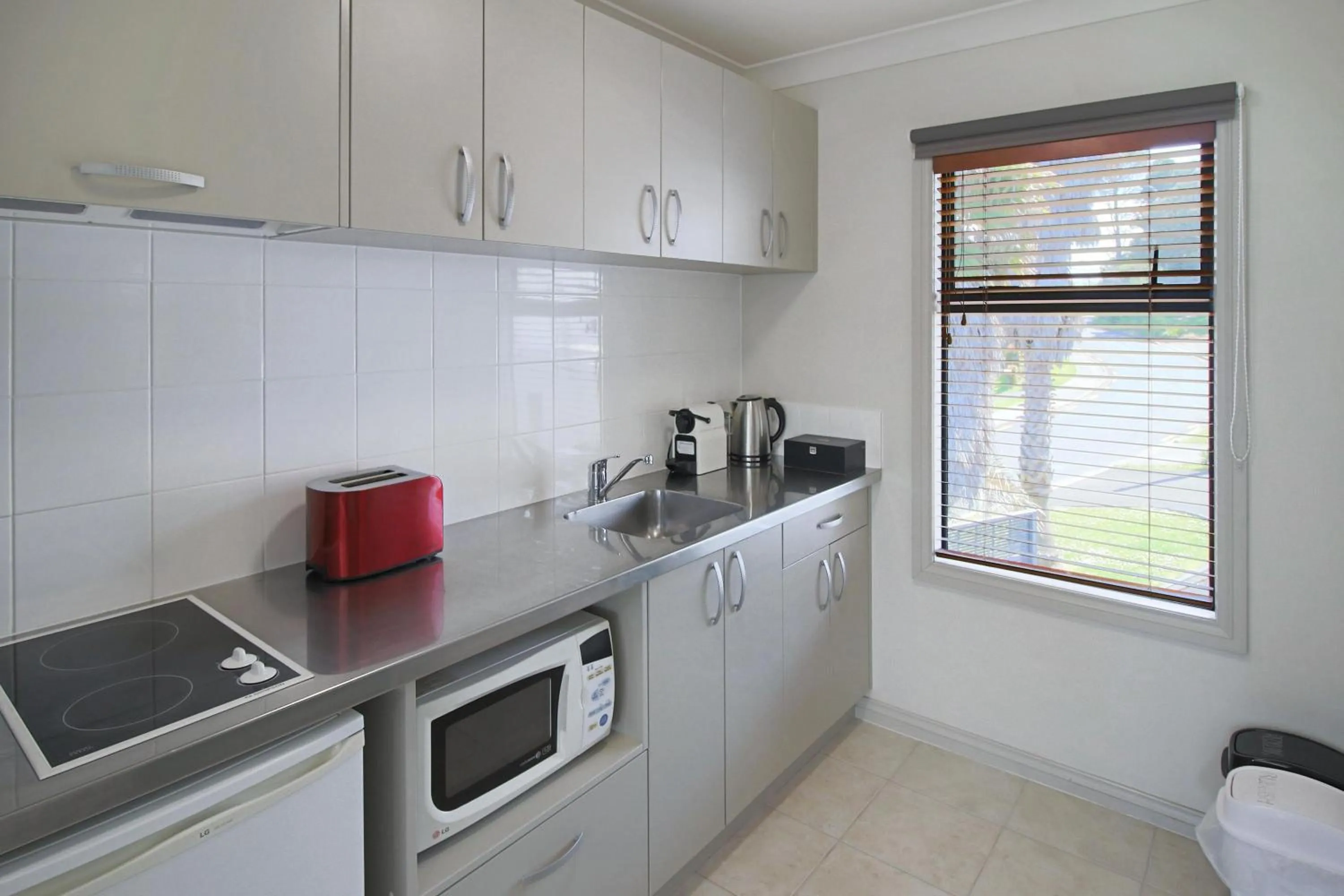 Coffee/tea facilities in Whangaparaoa Lodge