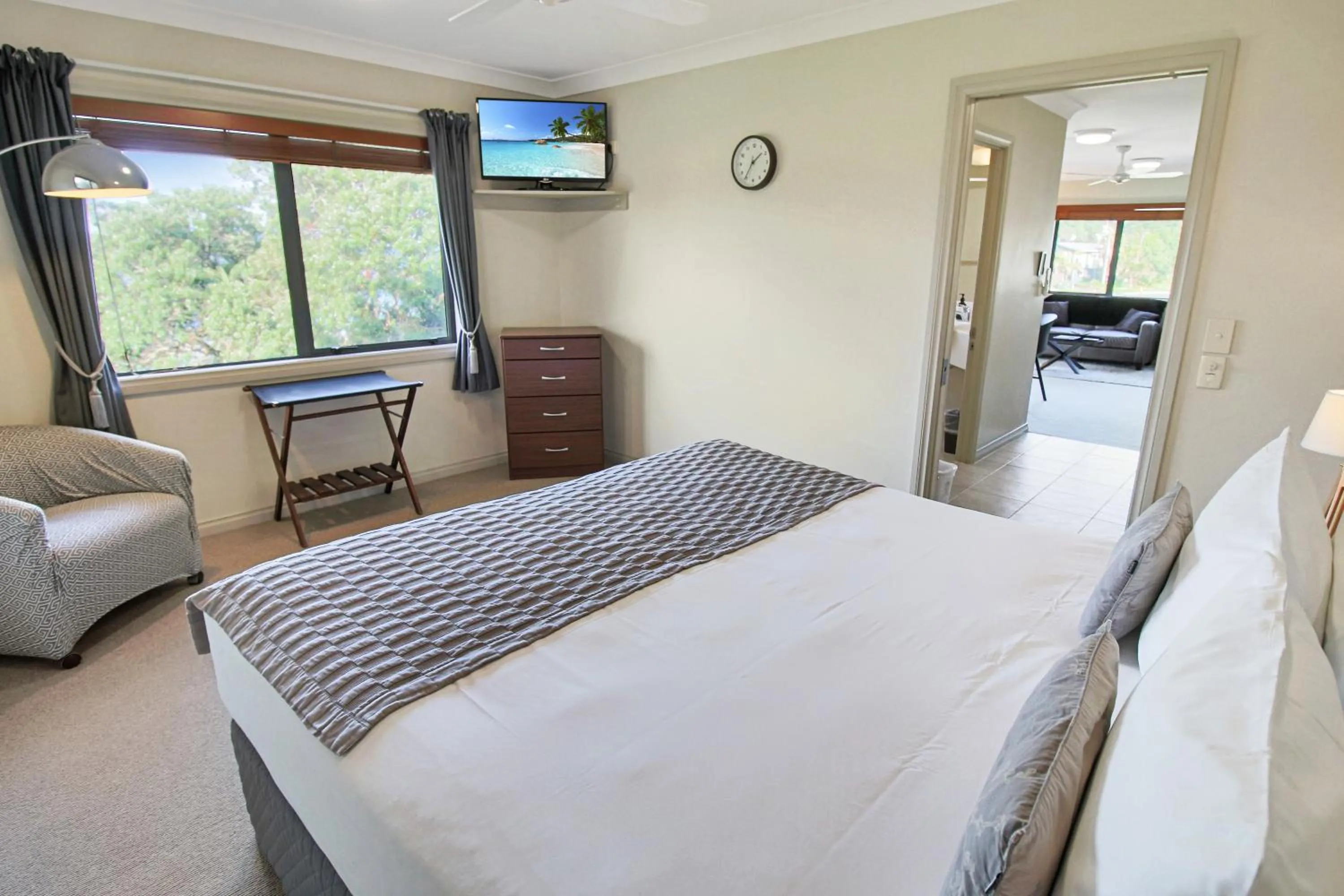 Bed in Whangaparaoa Lodge
