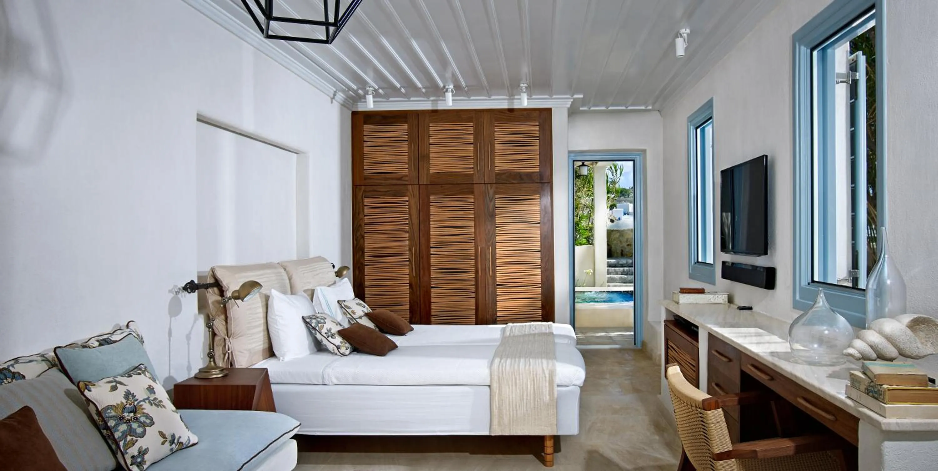 Bed in Belvedere Mykonos - Waterfront Villa & Suites - The Leading Hotels of the World