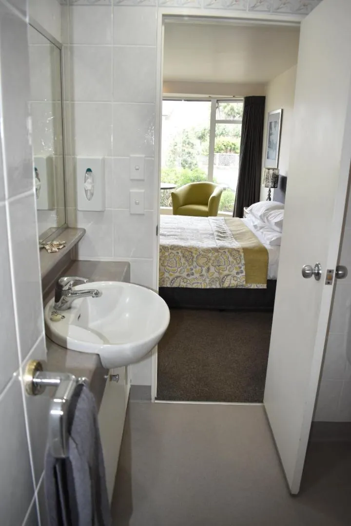 Bathroom, Bed in Baywatch Motor Inn