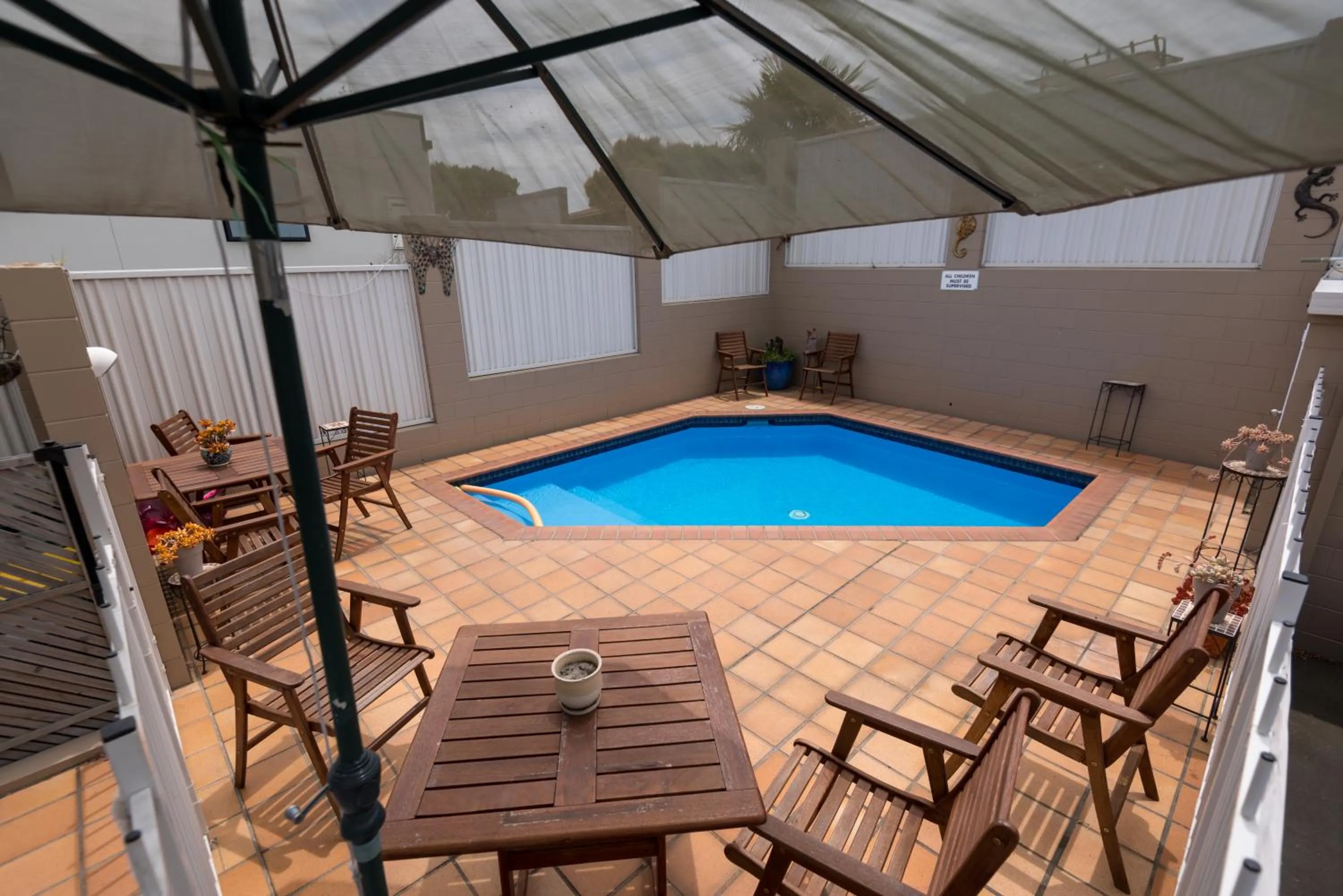 Swimming pool in Baywatch Motor Inn