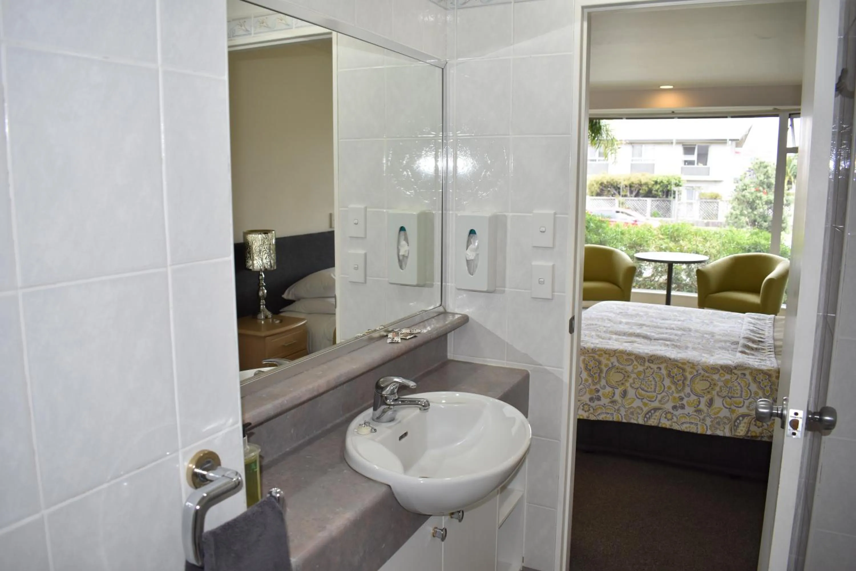 Bathroom, Bed in Baywatch Motor Inn